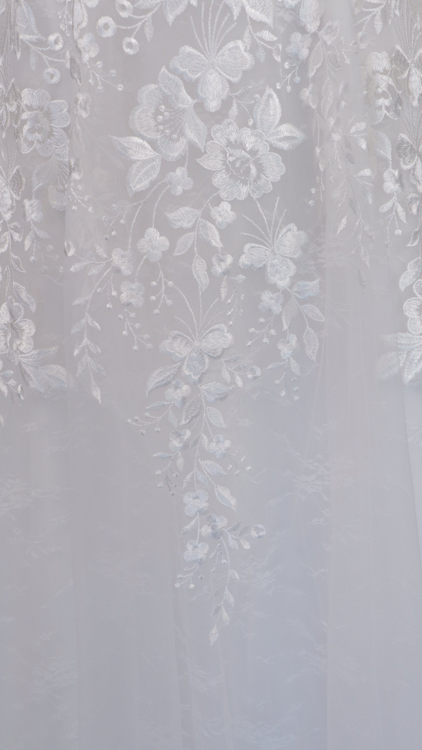 Vestido de novia con pedrería tornasol y bordado