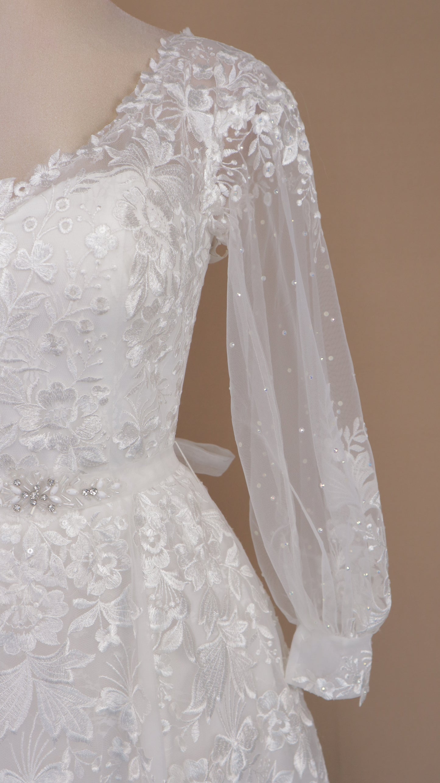 Vestido de novia con pedrería tornasol y bordado