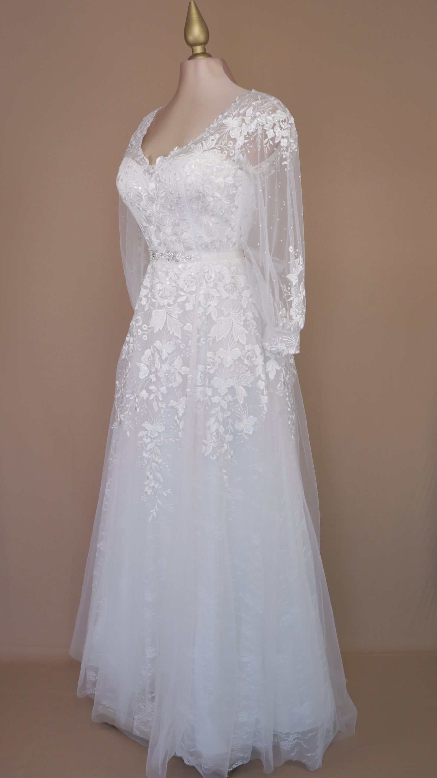 Vestido de novia con pedrería tornasol y bordado