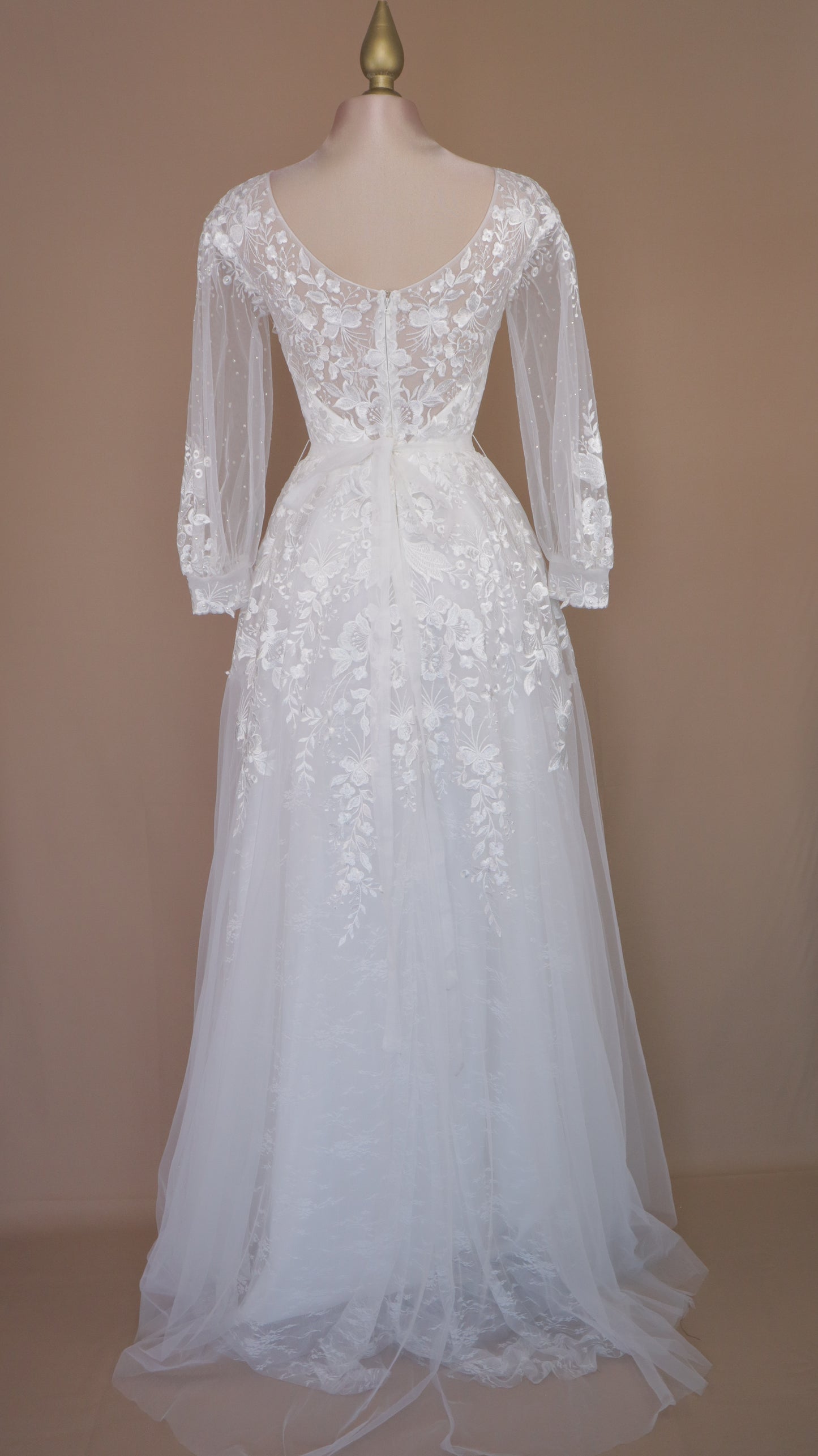 Vestido de novia con pedrería tornasol y bordado