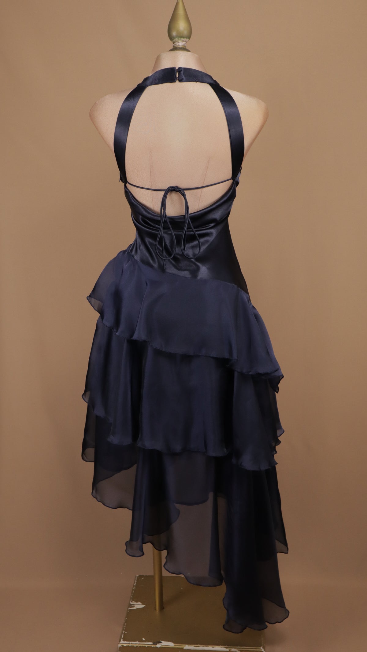 Vestido midi satinado con cuello halter y falda de olanes asimétricos