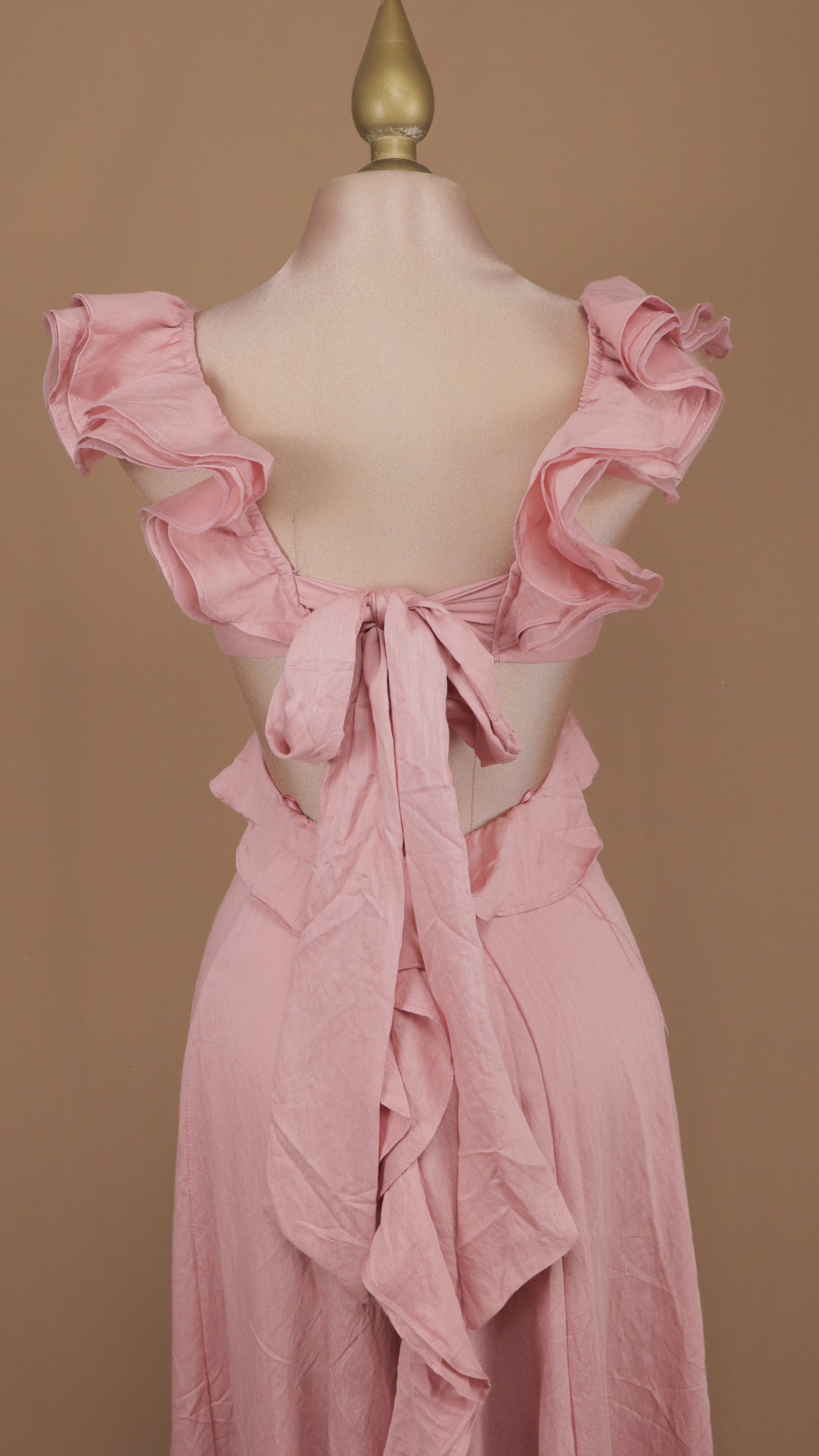 Vestido largo con escote en espalda y cintura