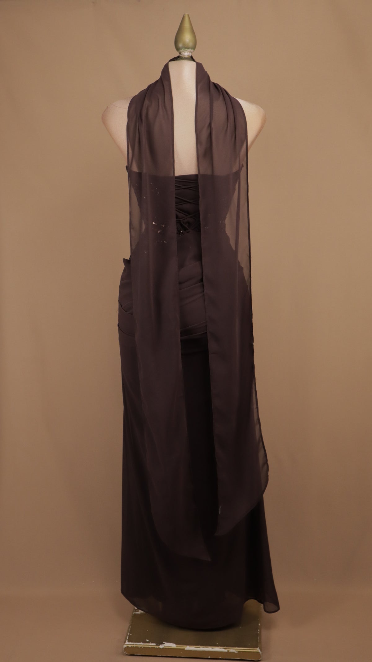 Vestido largo strapless con lentejuelas y falda drapeada con chal