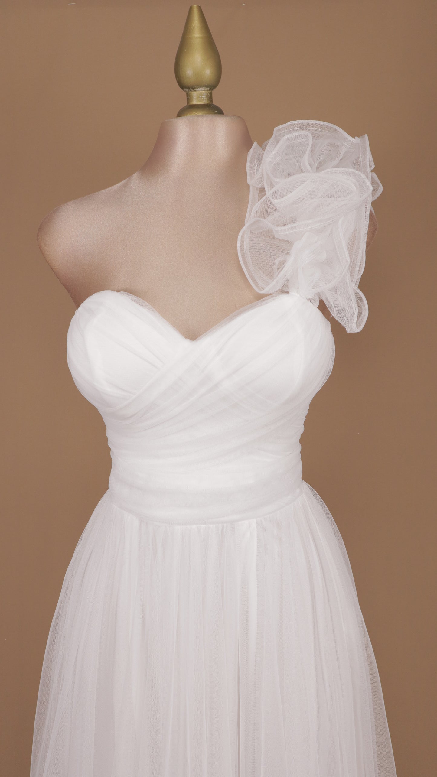 Vestido largo de tul con escote corazón