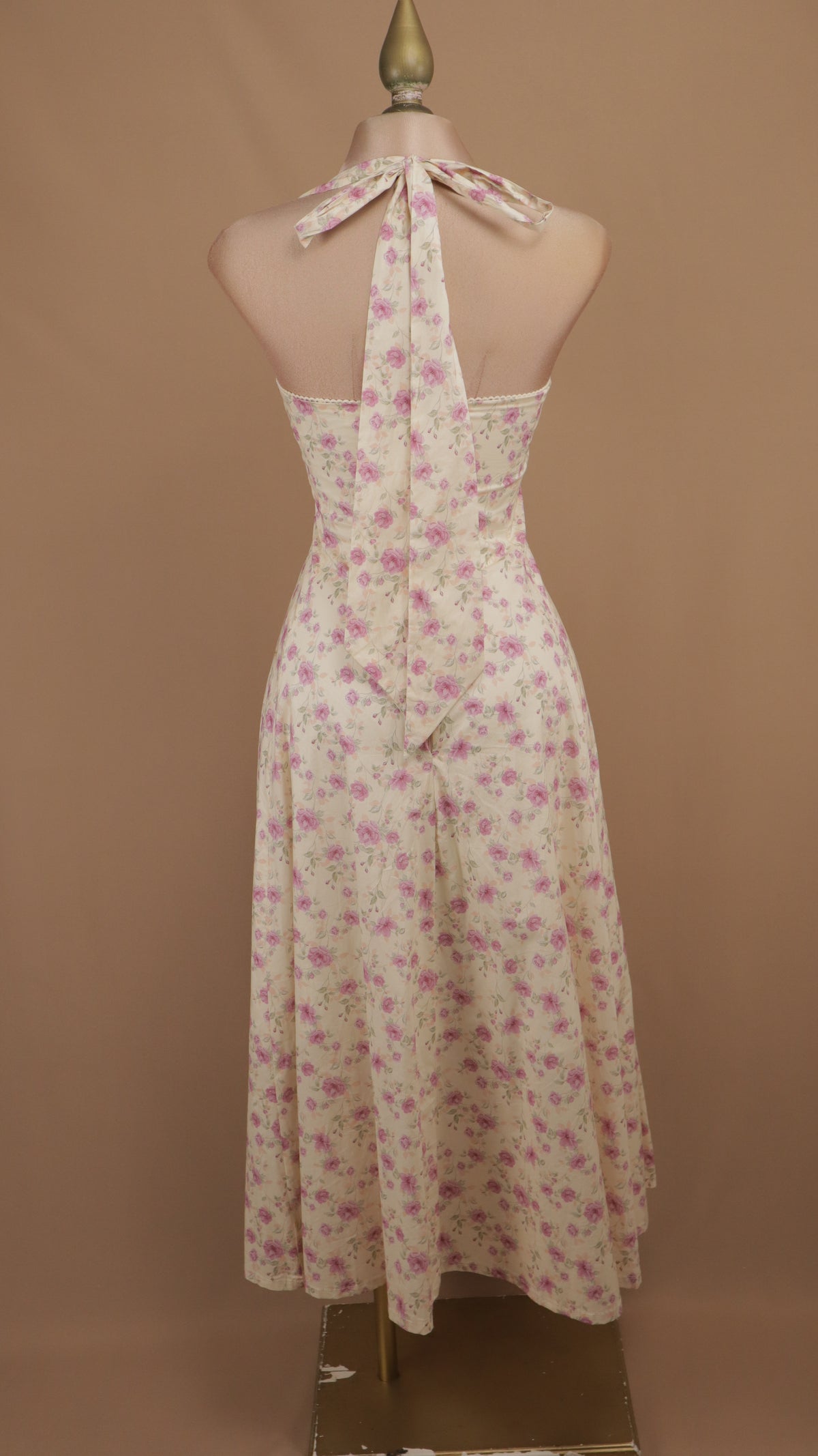 Vestido midi floral estilo halter con botonadura frontal
