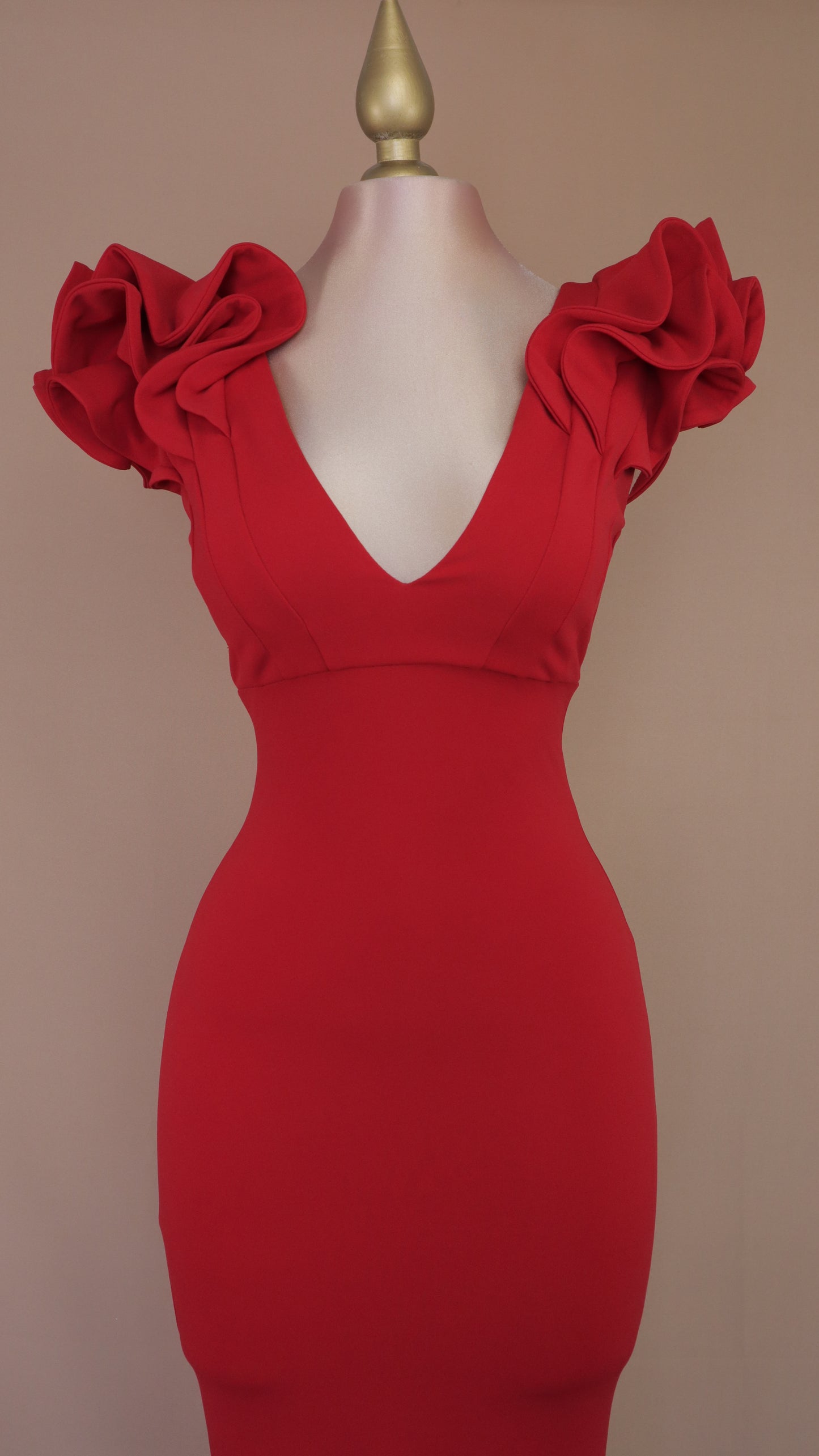 Vestido largo corte sirena con escarola