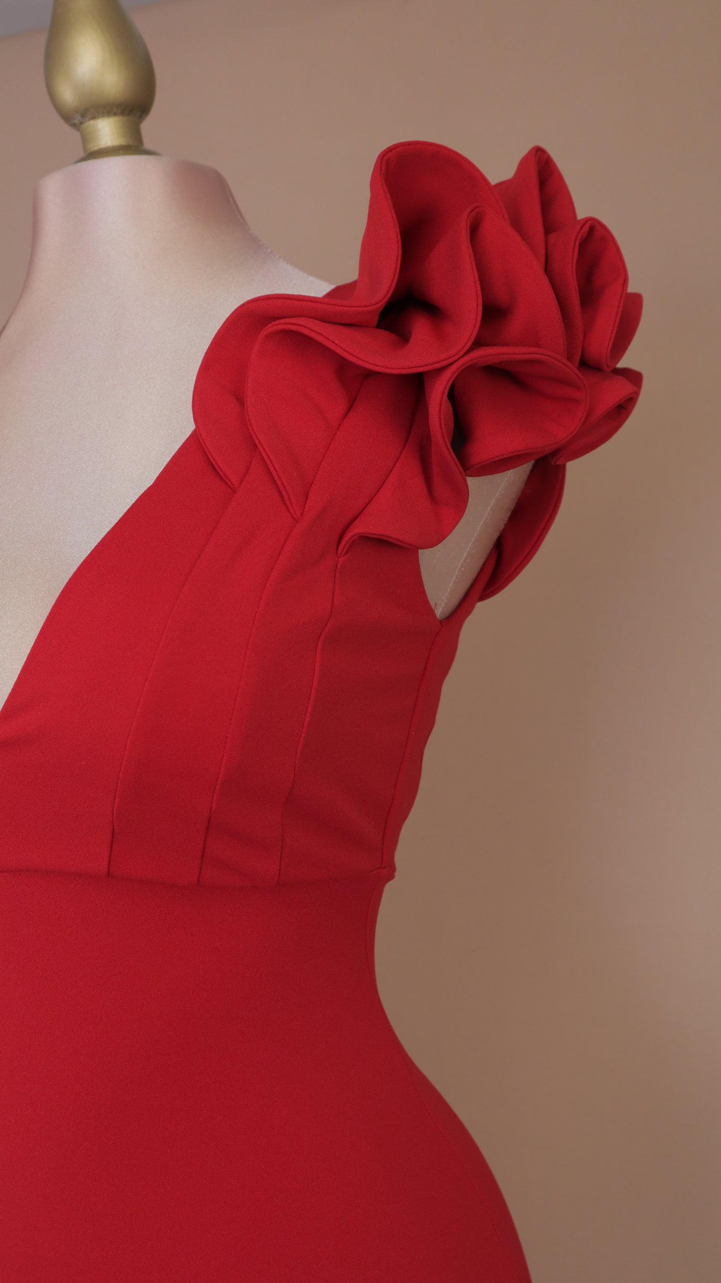 Vestido largo corte sirena con escarola