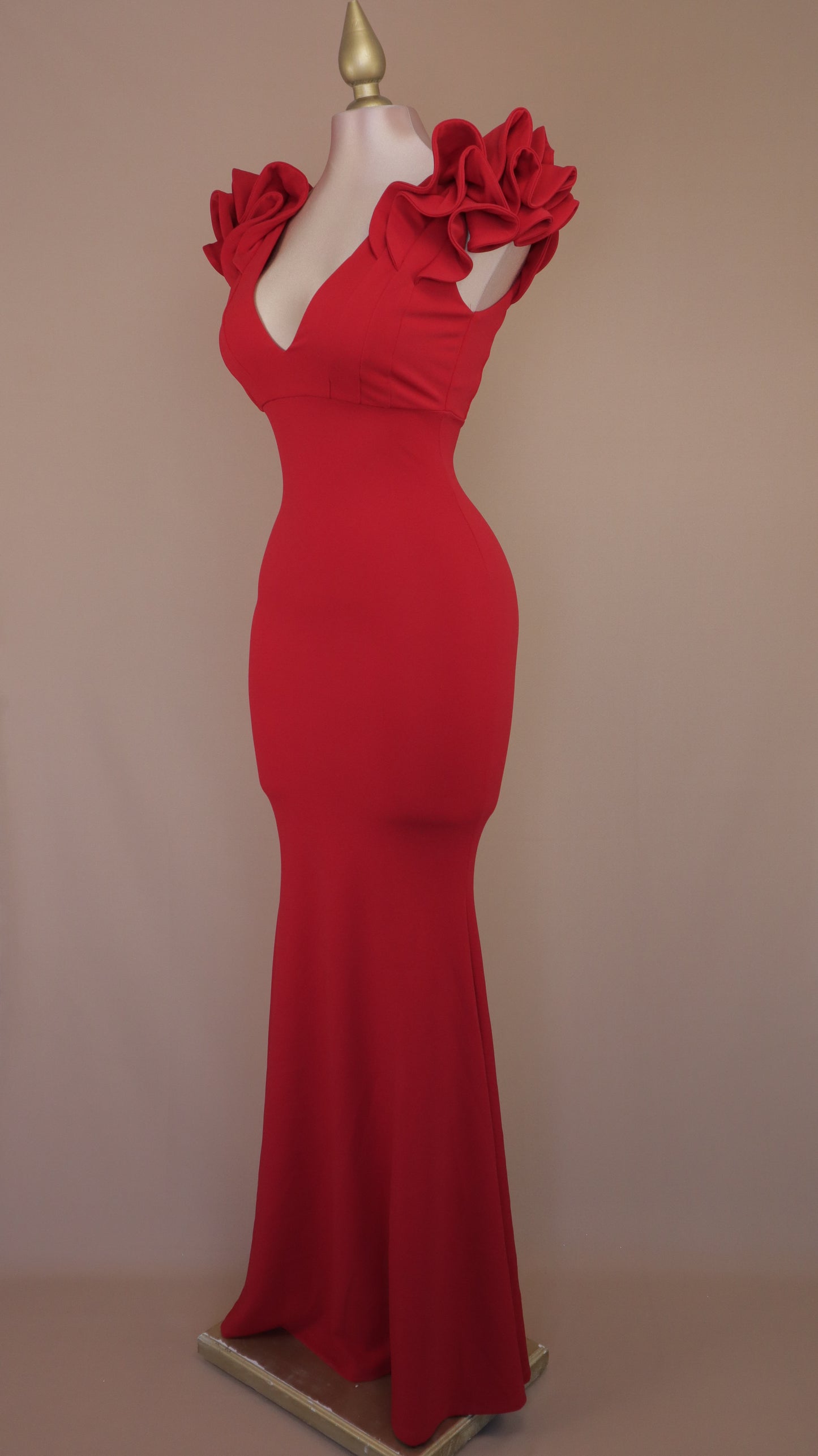 Vestido largo corte sirena con escarola