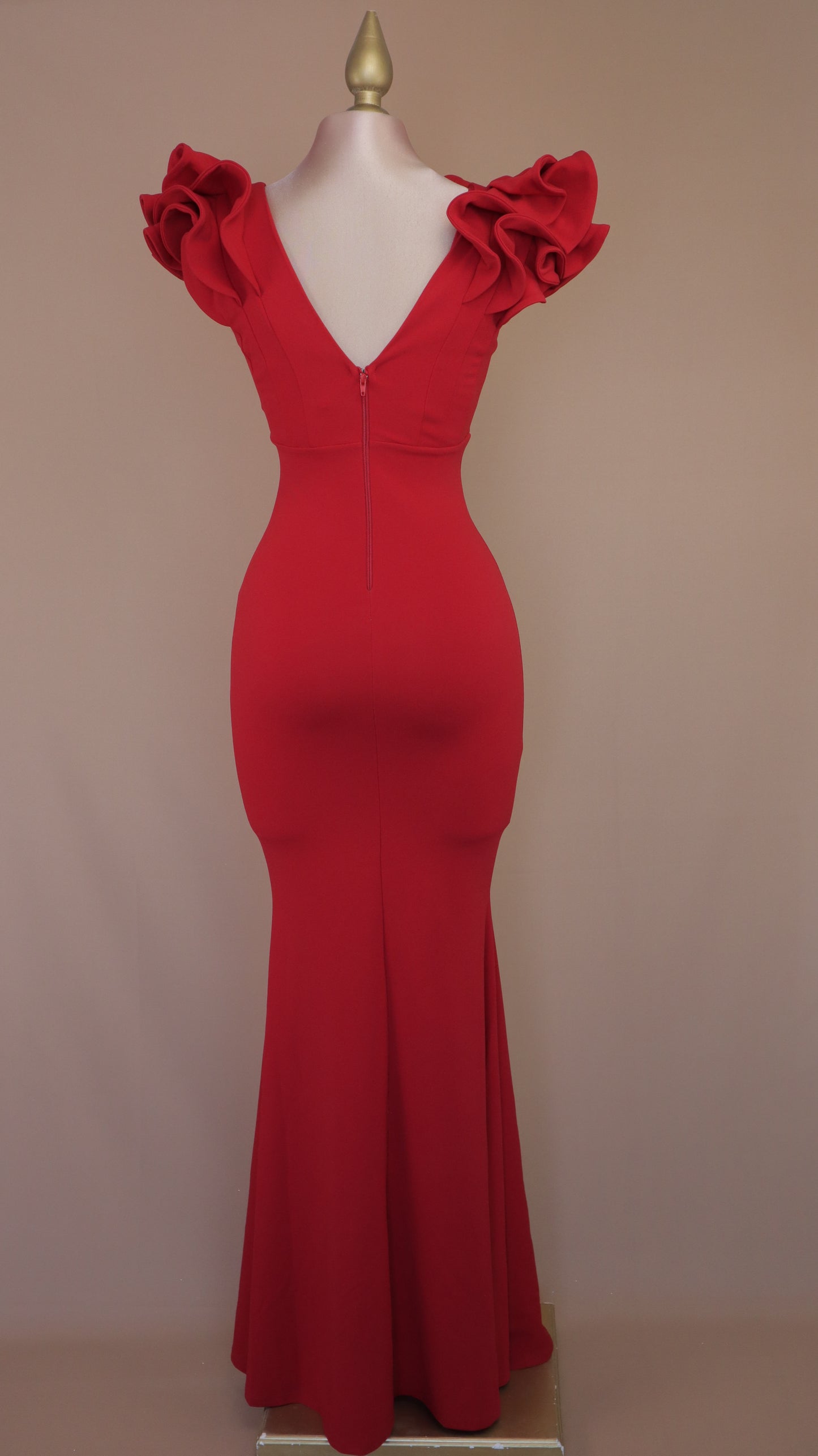 Vestido largo corte sirena con escarola