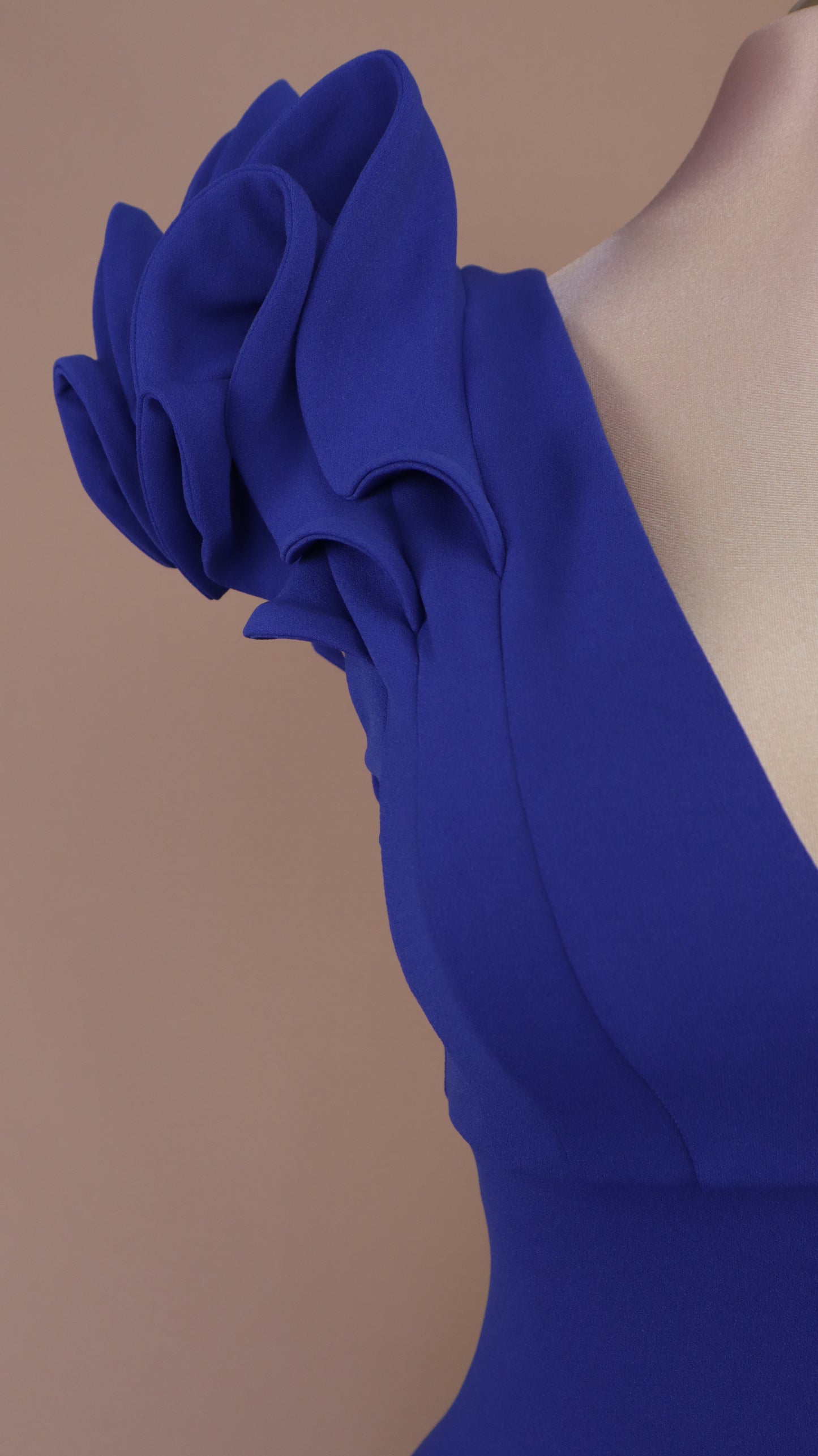 Vestido largo corte sirena con escarola