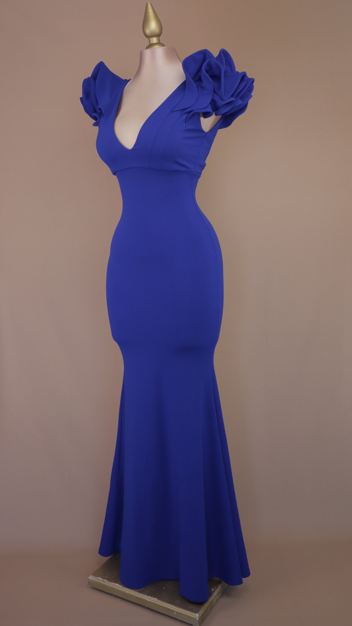 Vestido largo corte sirena con escarola