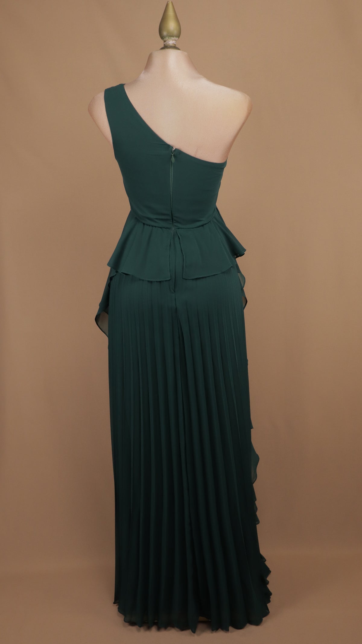 Vestido largo de gala asimétrico con falda plisada y peplum en capas