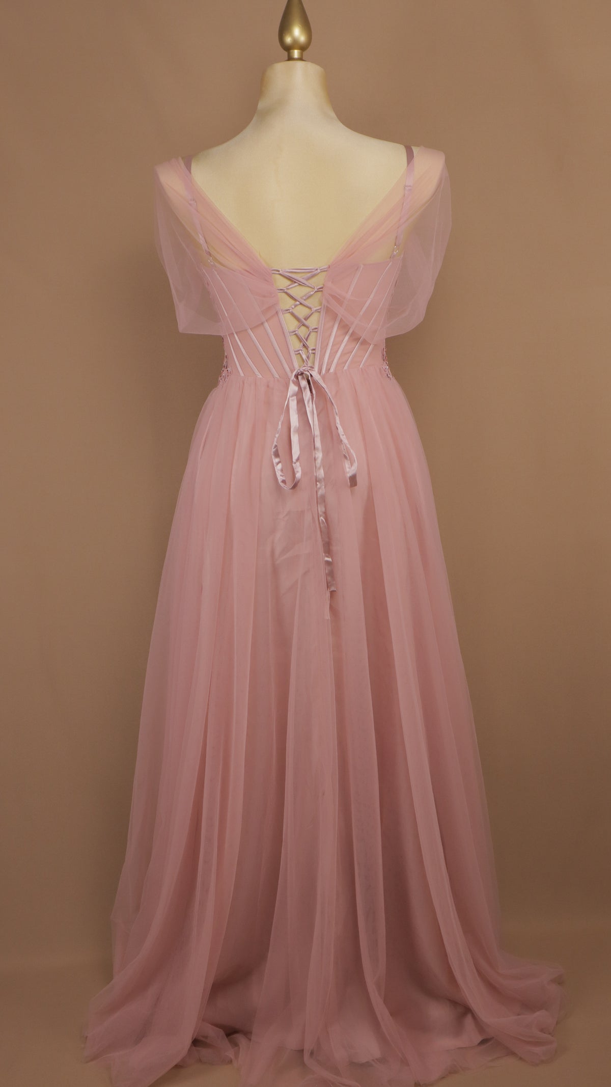 Vestido de gala plus de línea A romántico en tul de corsé bordado y mangas caídas