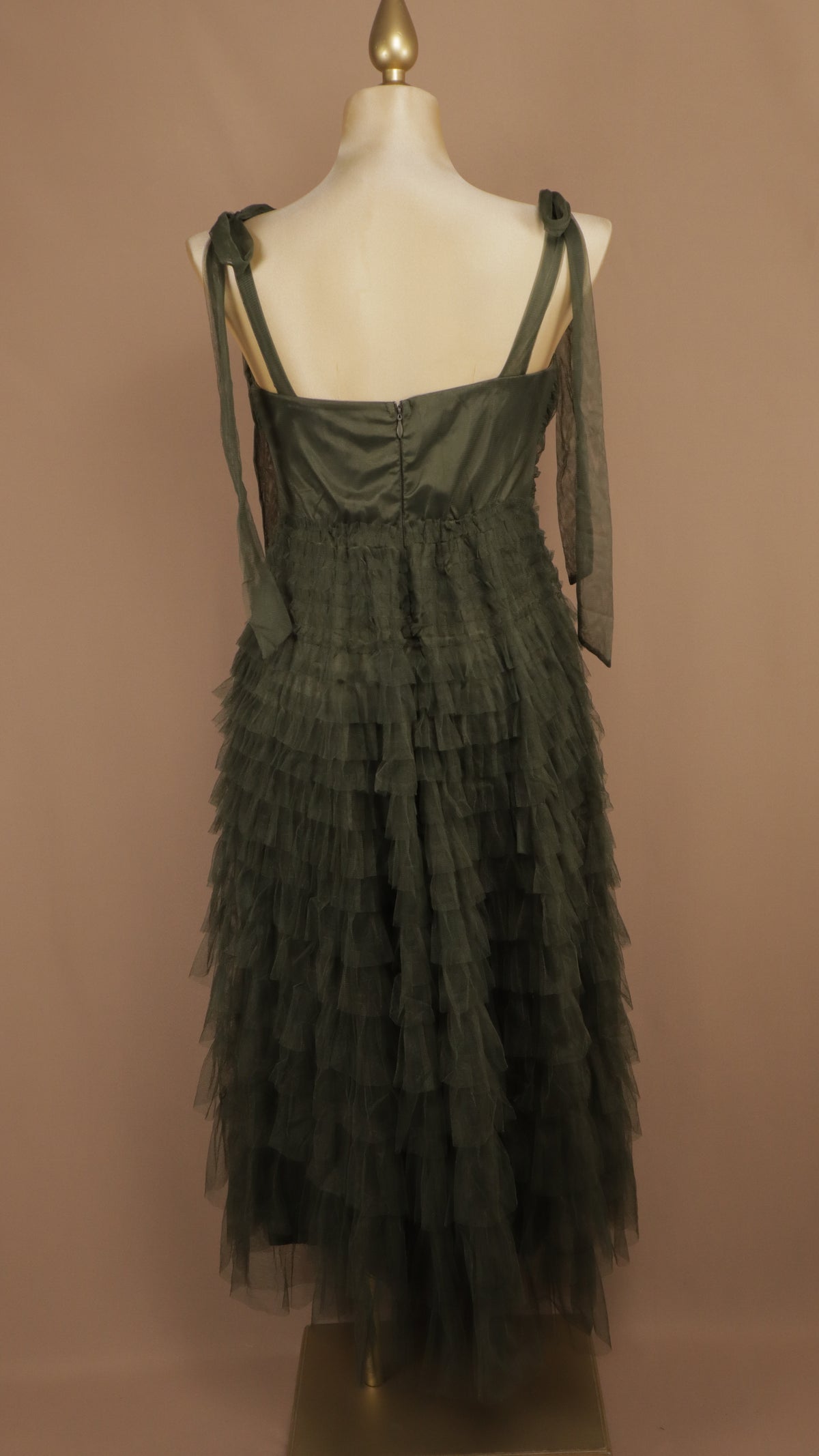 Vestido midi plus romántico de tul negro con capas y tirantes de lazo