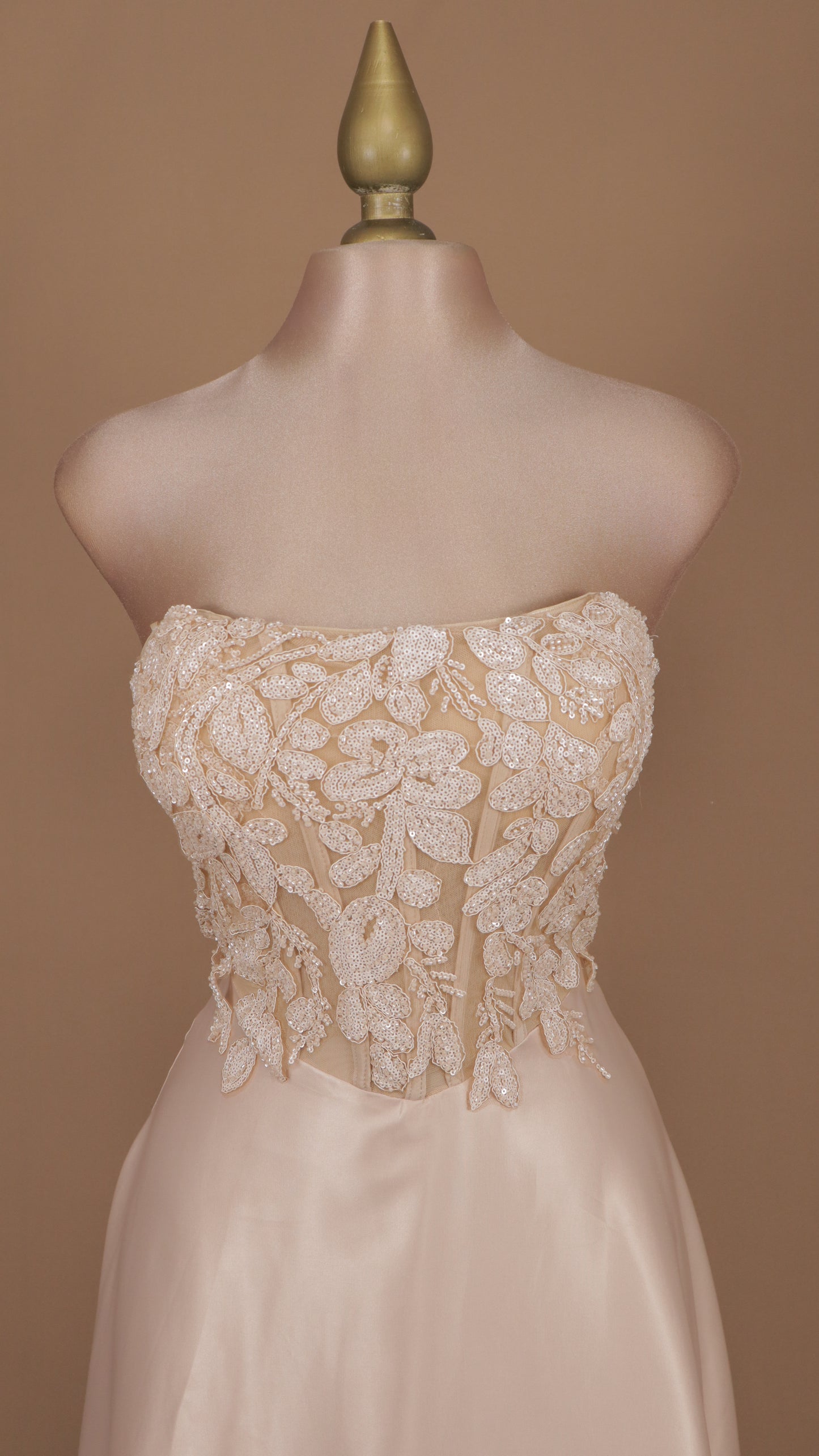 Vestido midi estraple con aplicación en busto