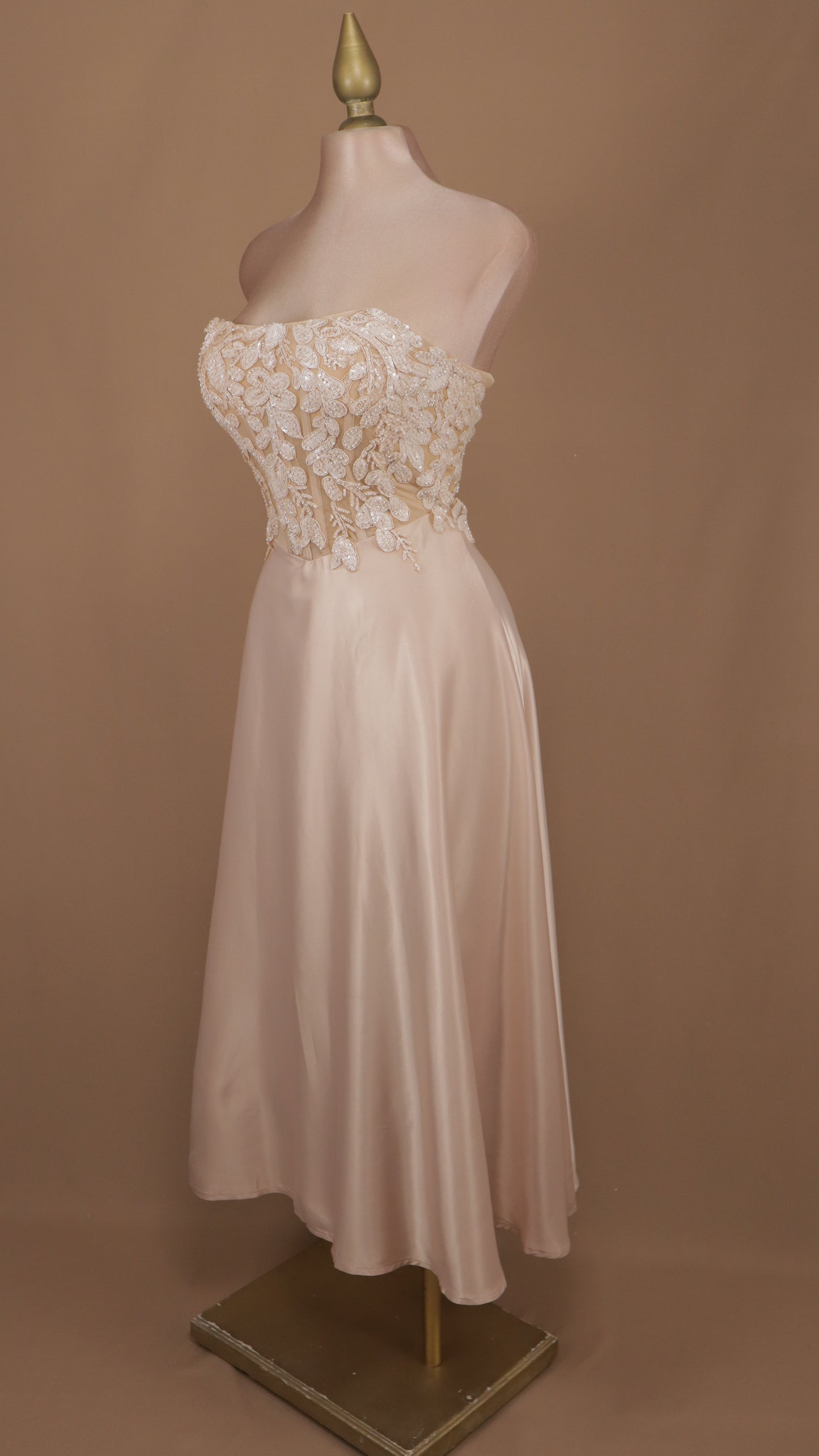 Vestido midi estraple con aplicación en busto
