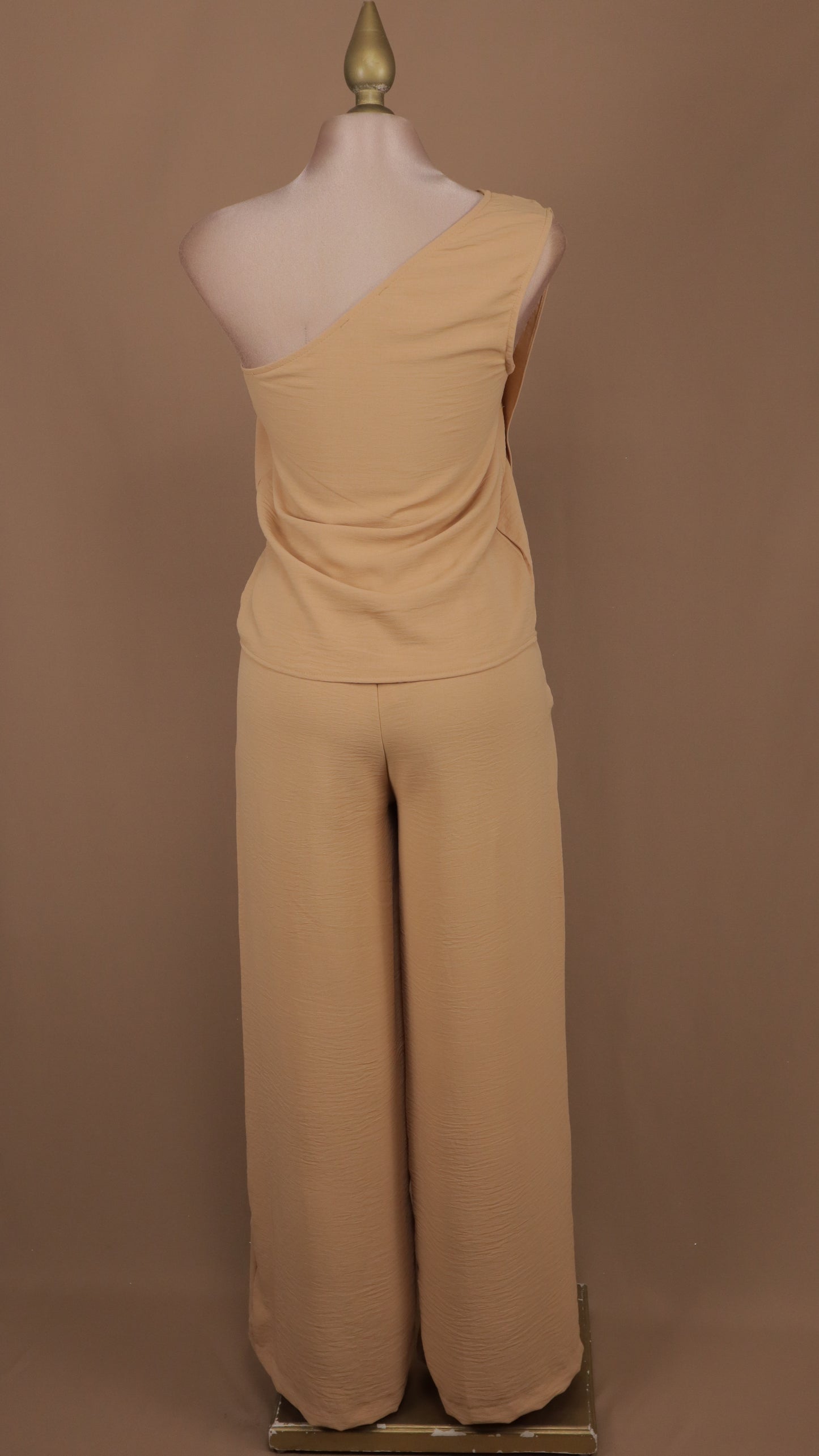 Conjunto de pantalón y blusa asimétrica