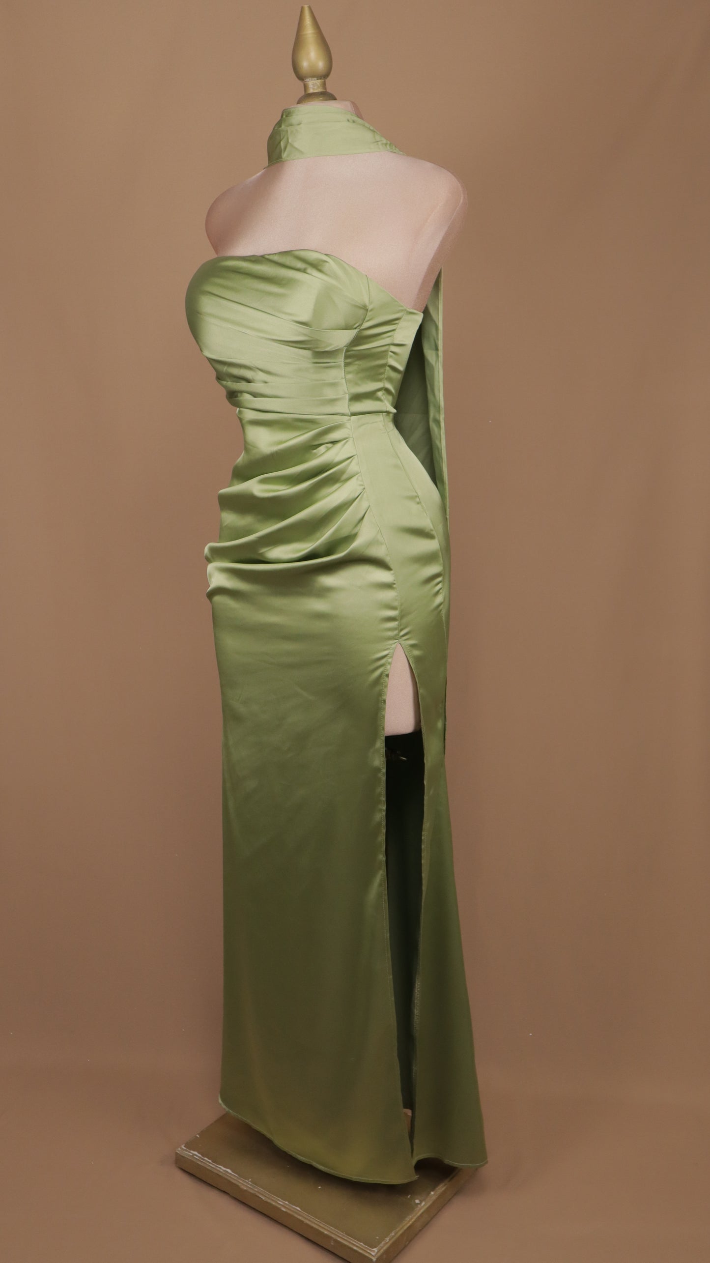 Vestido largo estraple de satín con abertura en pierna
