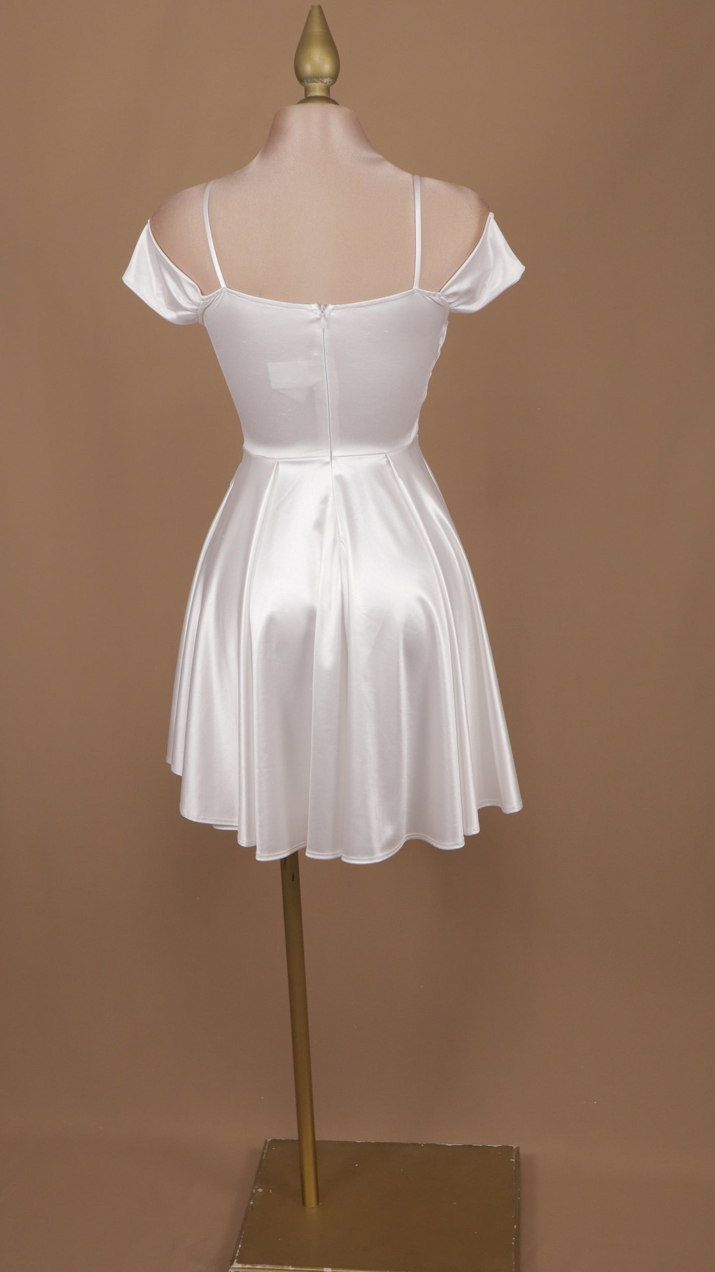 Vestido corto con escote al hombro