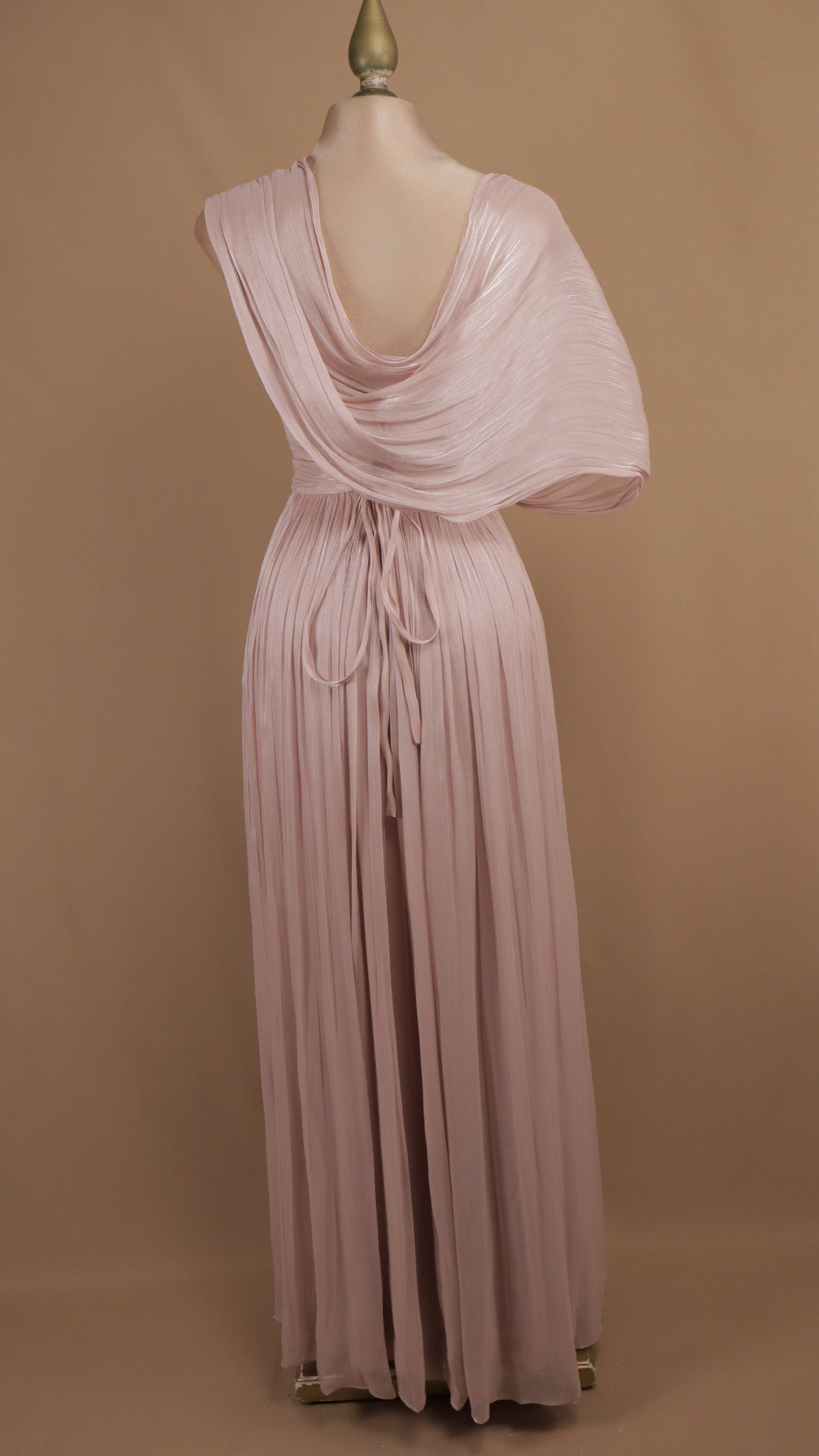 Vestido de gala largo plisado con escote y capa drapeada.
