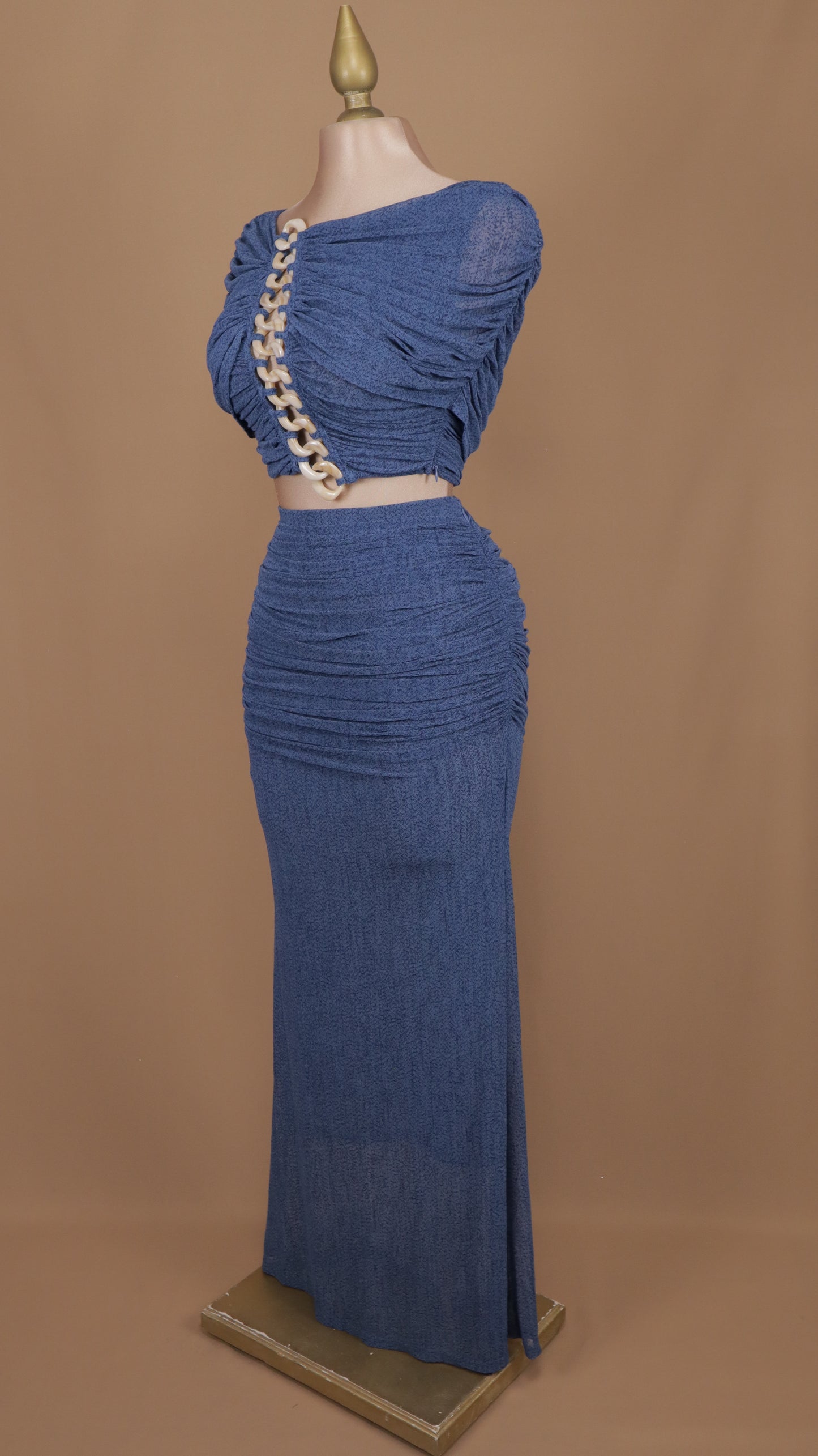 Conjunto de falda y crop con detalle de cadena