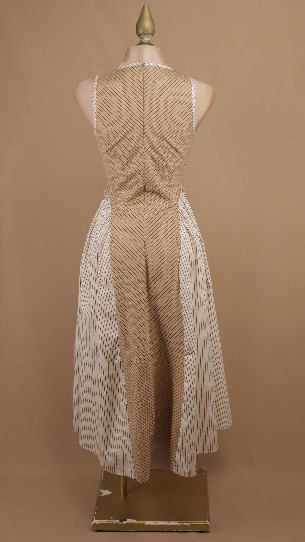 Vestido midi con lineas y falda amplia
