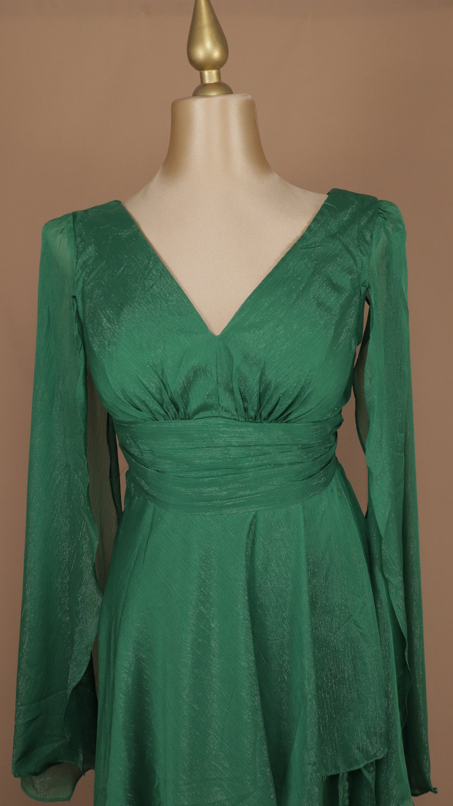 Vestido plus size con manga de capa y olan