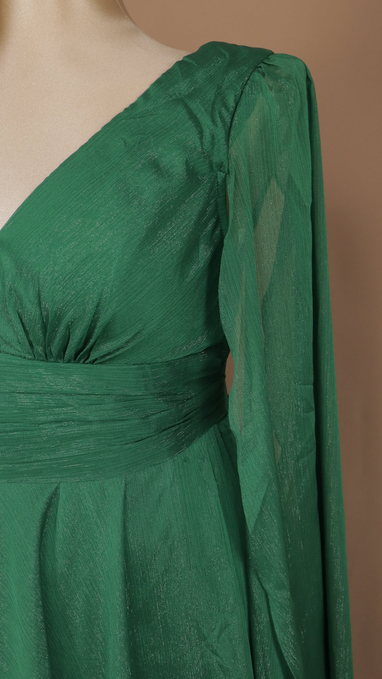 Vestido plus size con manga de capa y olan