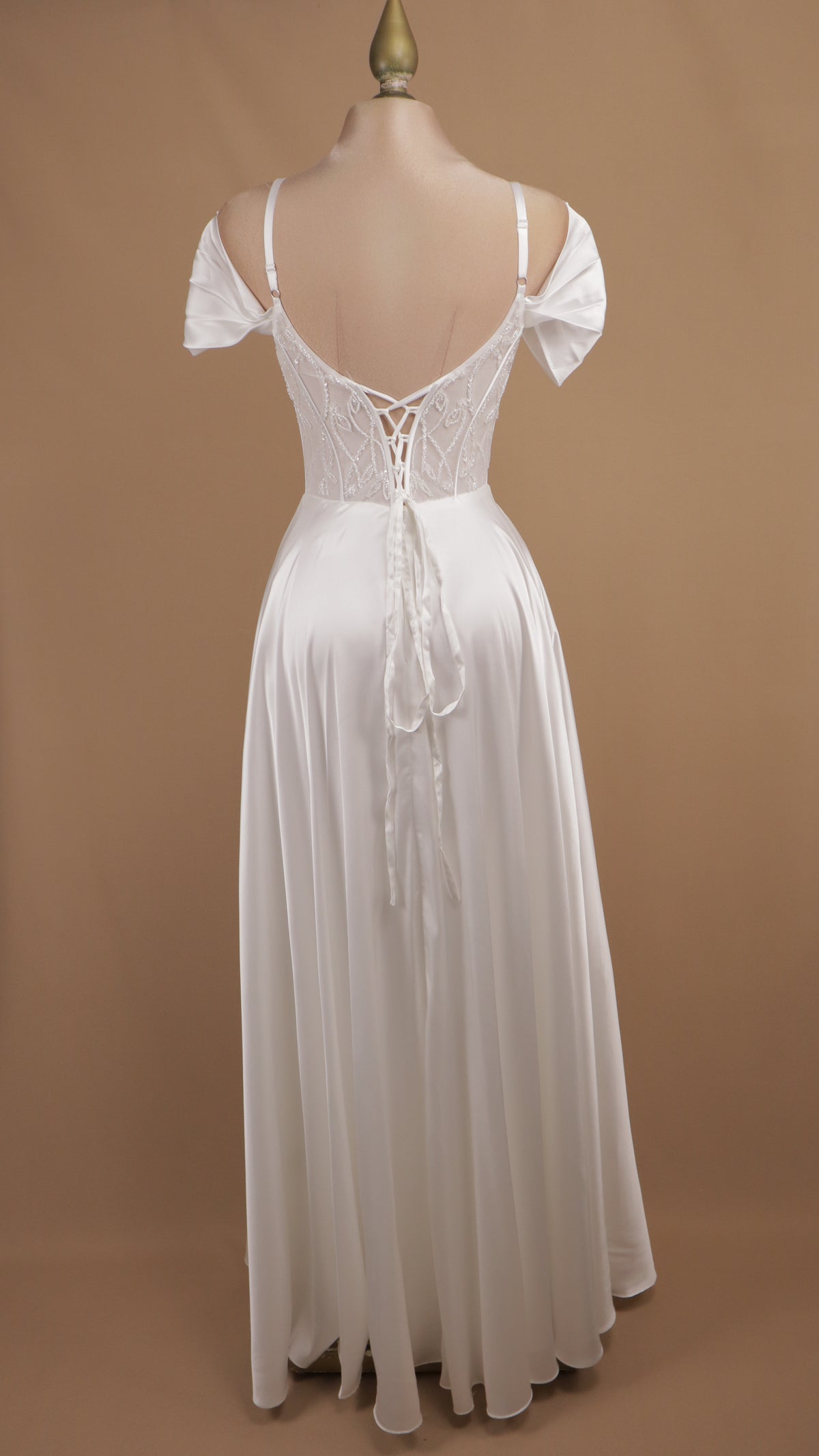 Vestido largo de novia al hombro con corse y falda satinada