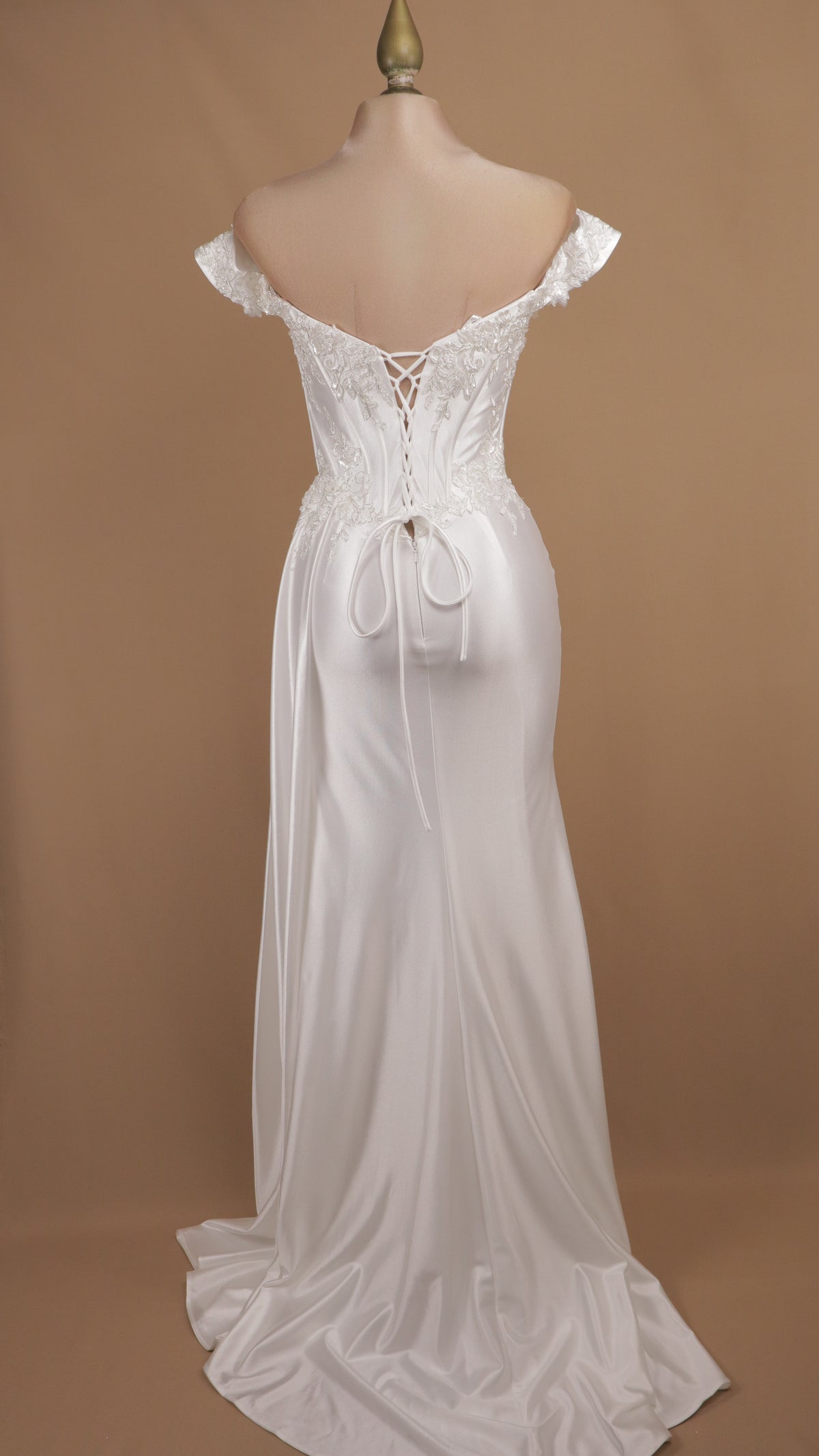 Vestido de novia satinado corte sirena con aplicacion y escote al hombro