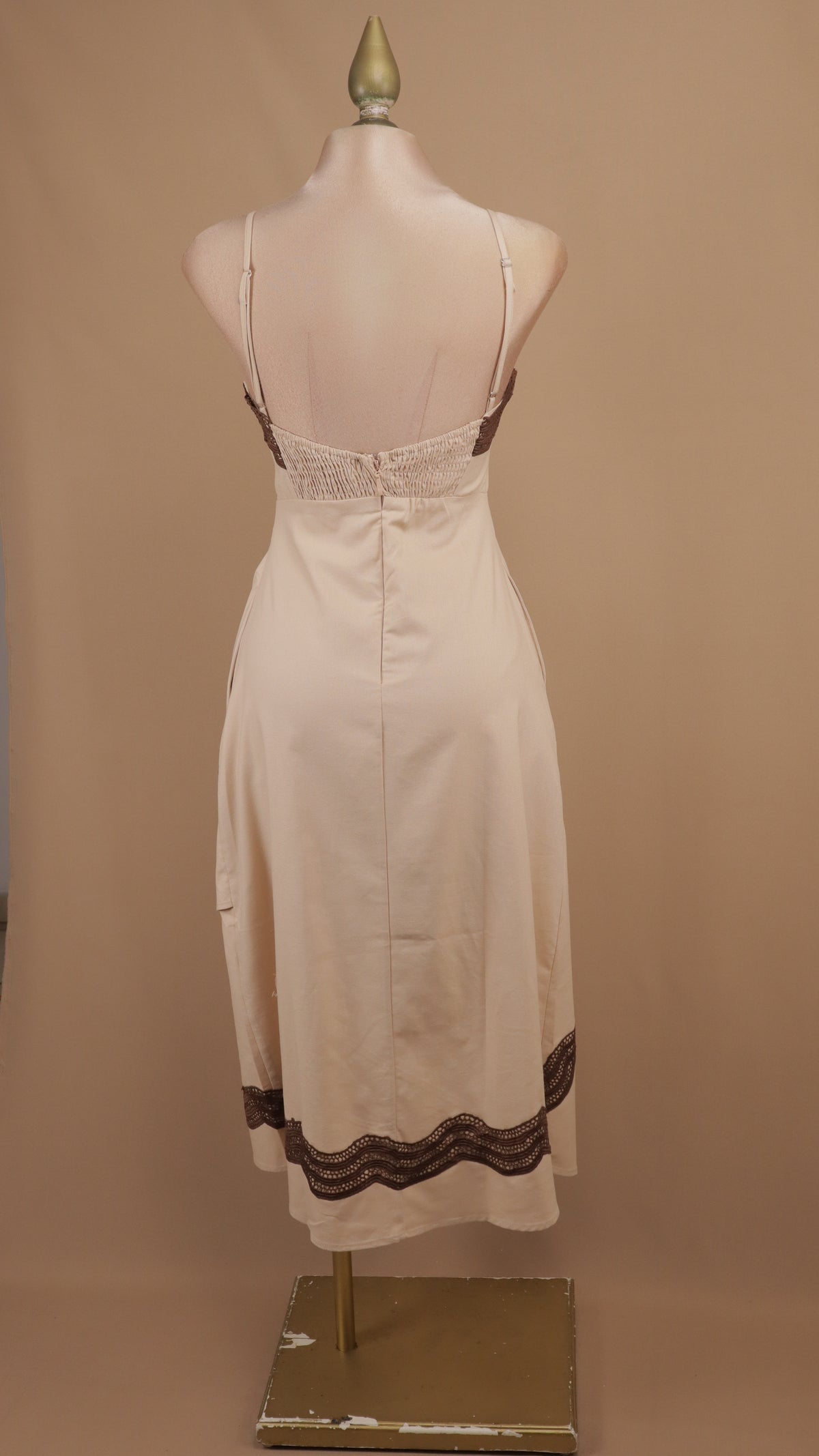 Vestido midi asimétrico con ribetes de encaje