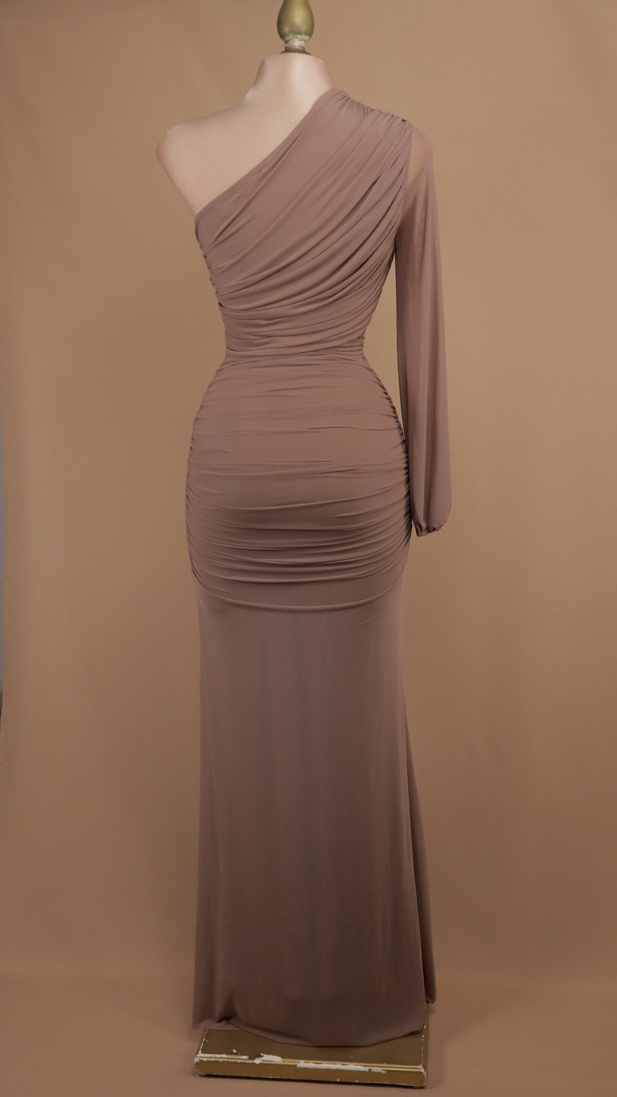Vestido largo asimtrico manga larga corrugado