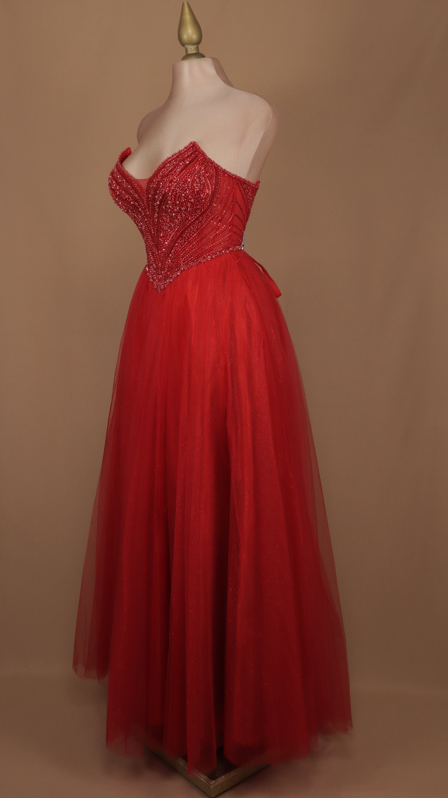 Vestido largo corte princesa estraple con aplicación