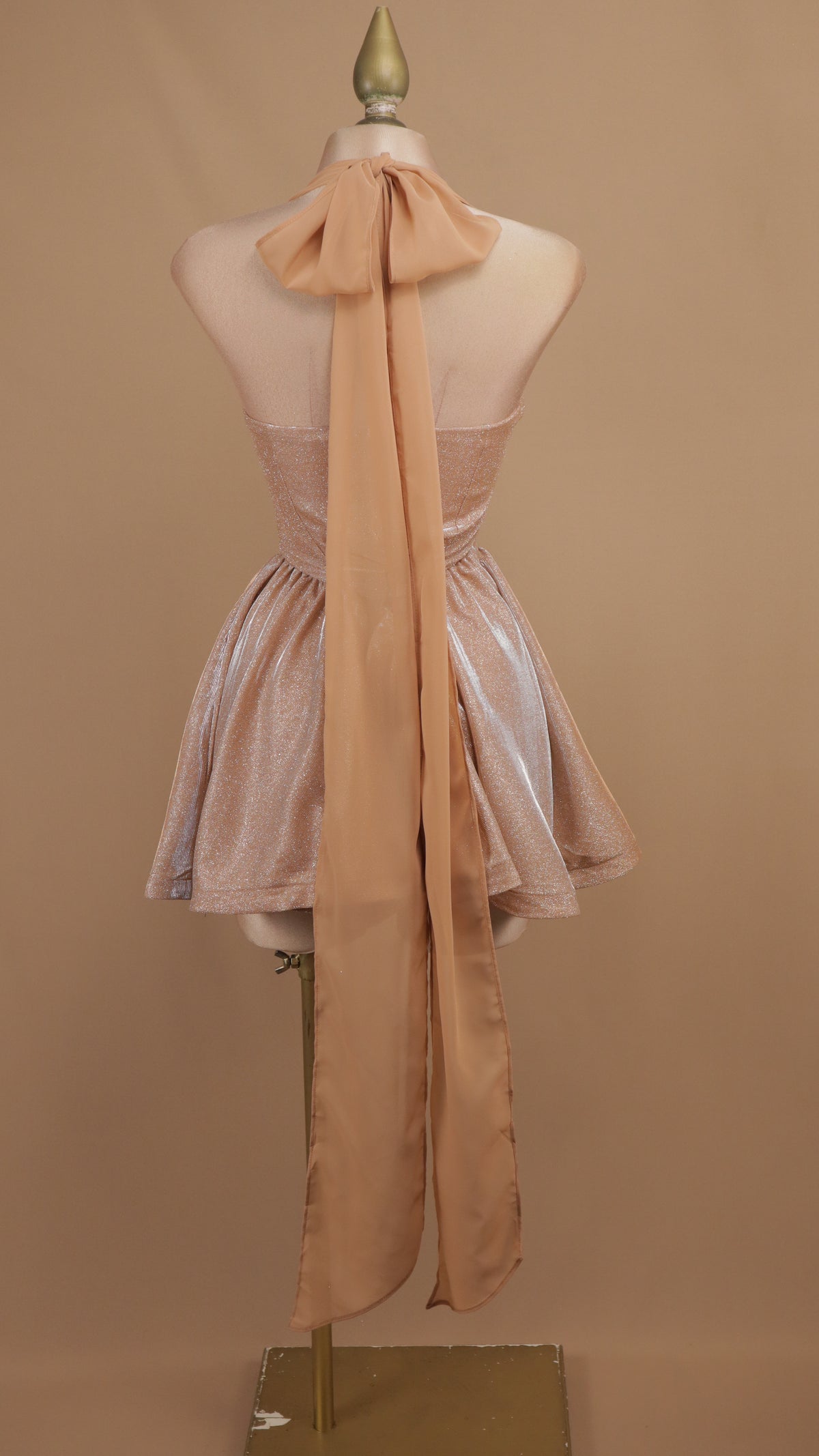 Vestido corto glitz de falda godet plisada con escote halter draper