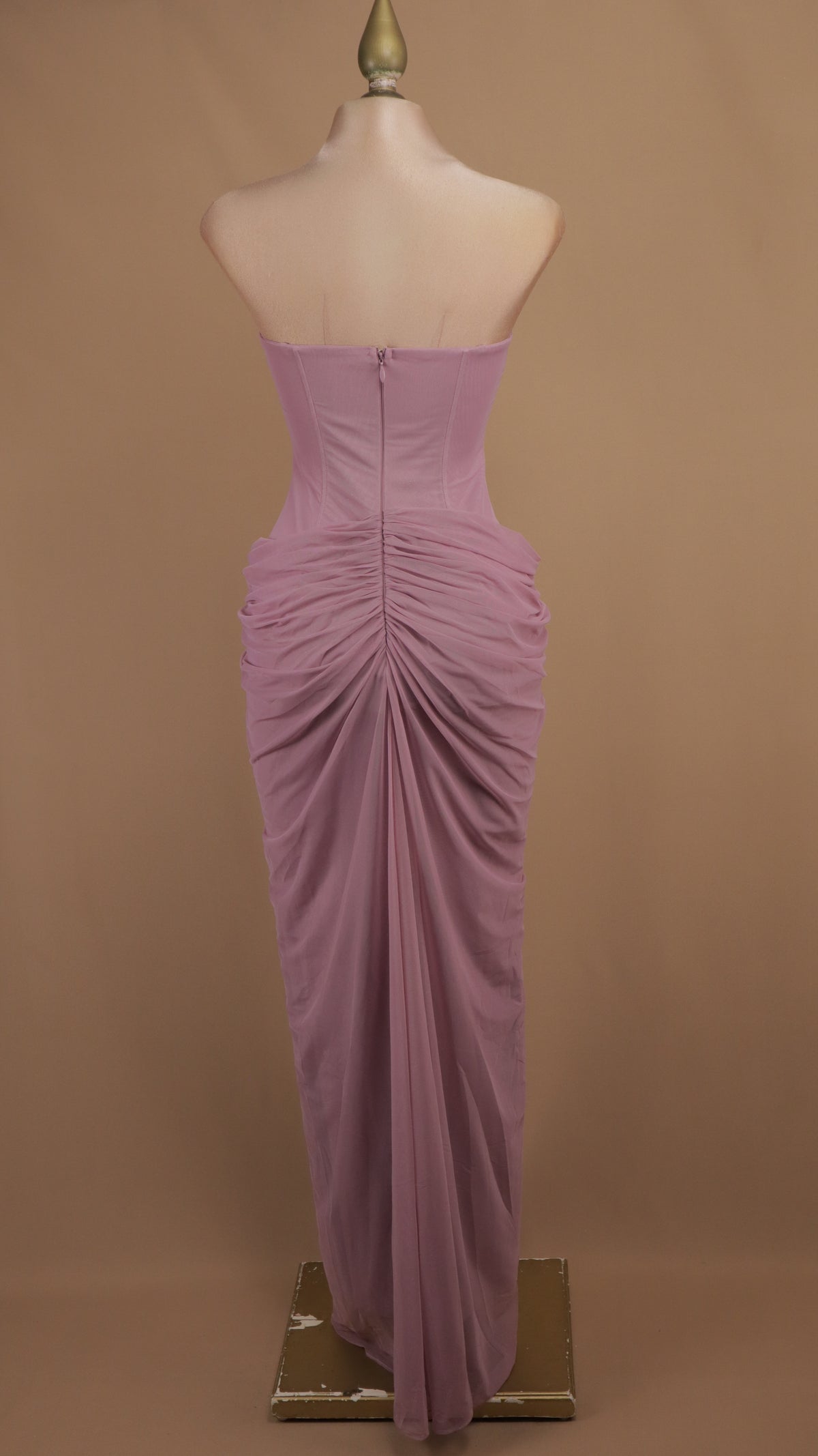 Vestido largo de gala con corsé draped y efecto sirena