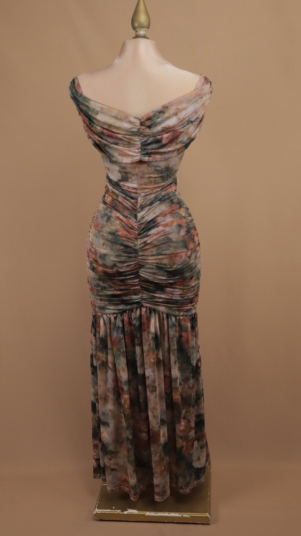 Vestido maxi de malla con estampado romántico y silueta sirena
