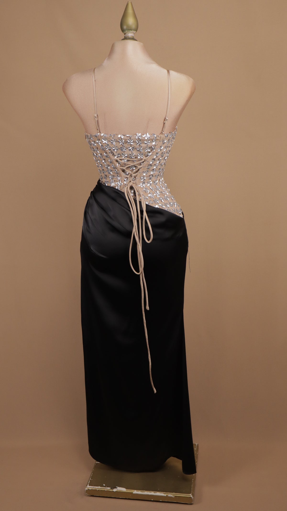 Vestido de gala de dos texturas con corsé de lentejuela y falda satinada drapeada