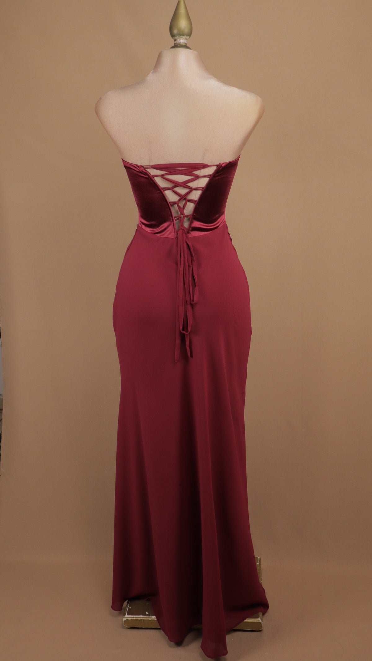 Vestido de gala de alta costura burgundy drape con corsé satinado y falda de gasa