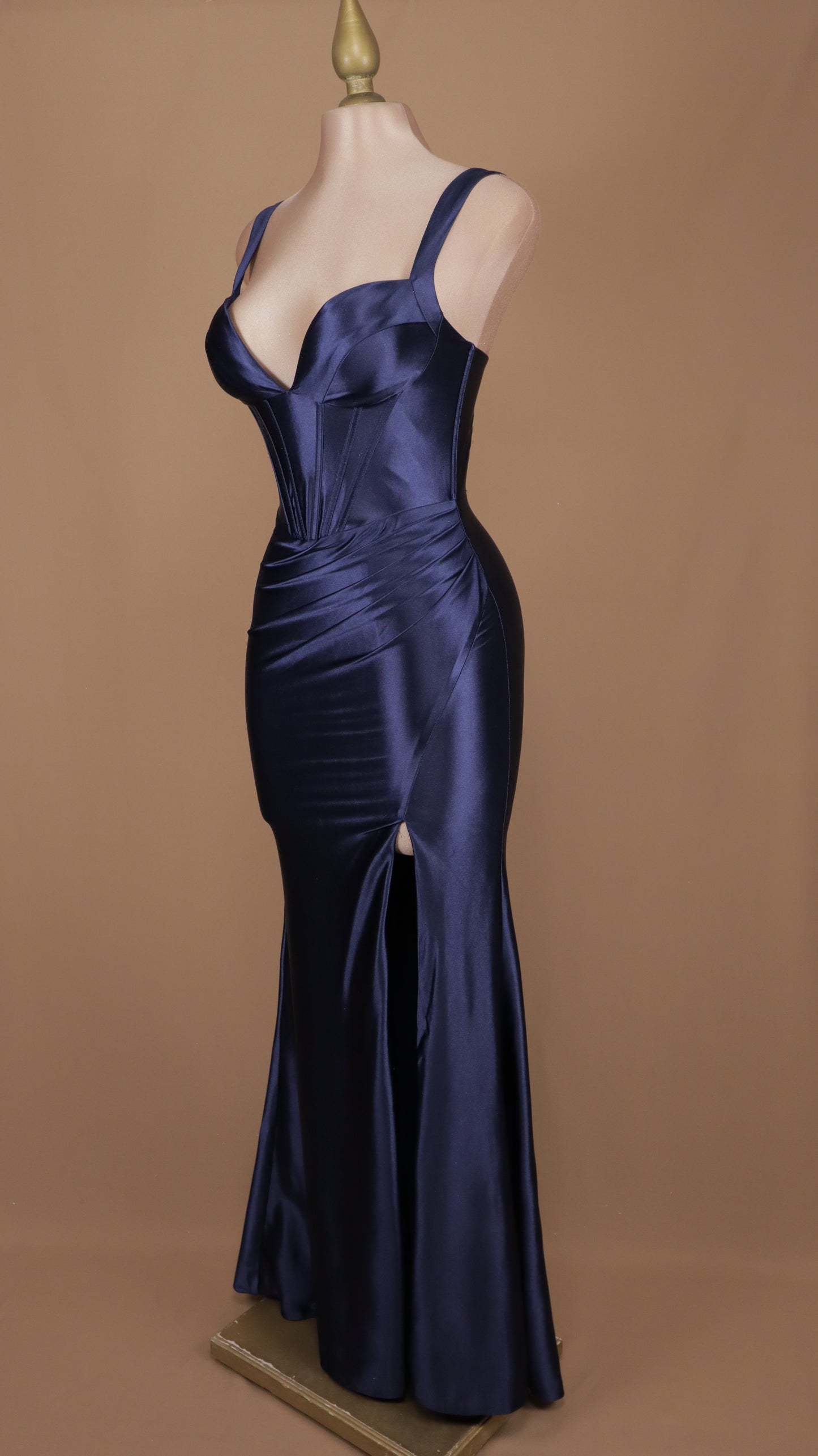 Vestido largo corte sirena escote de tirante