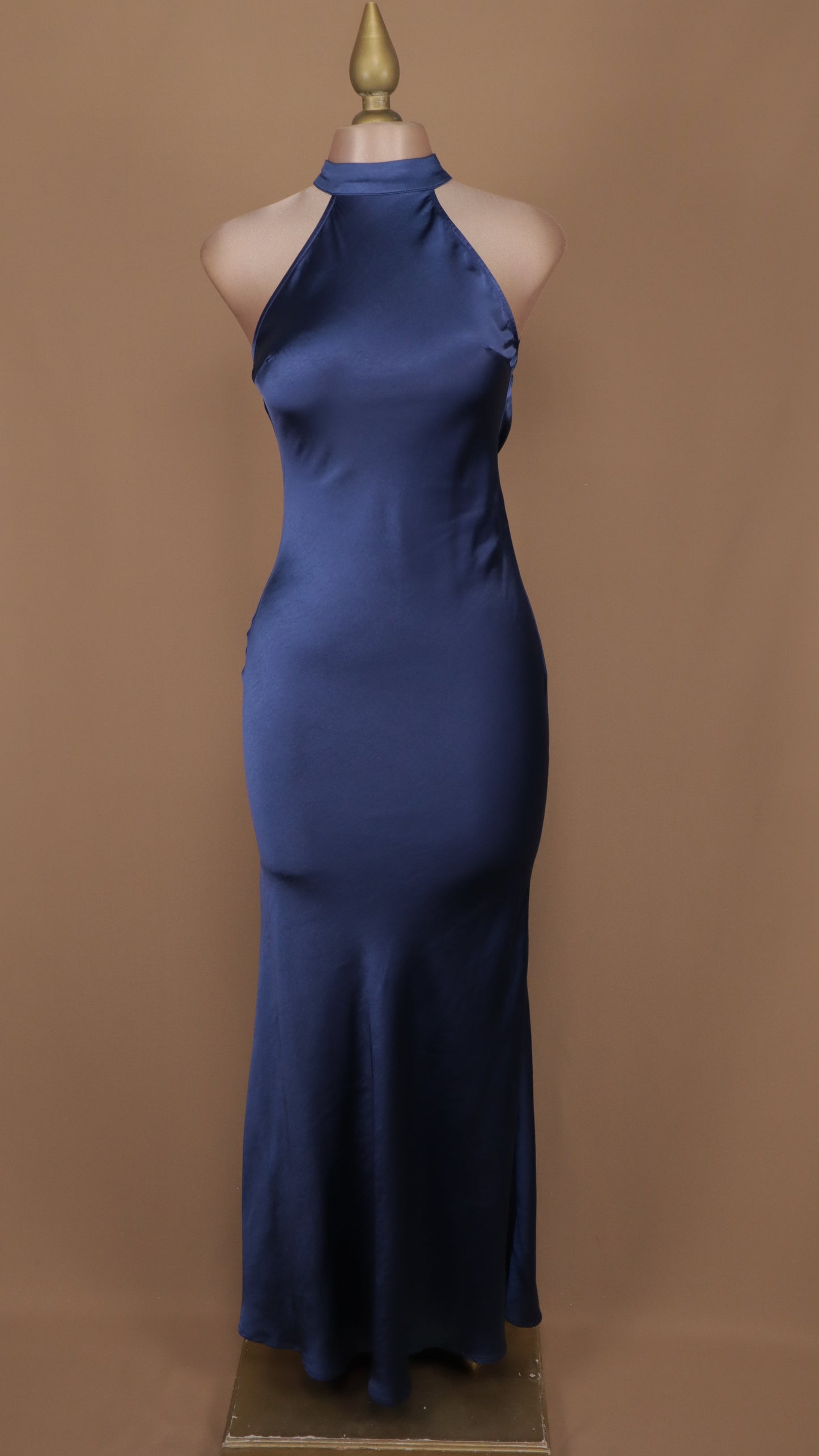 Vestido largo cuello halter satinado