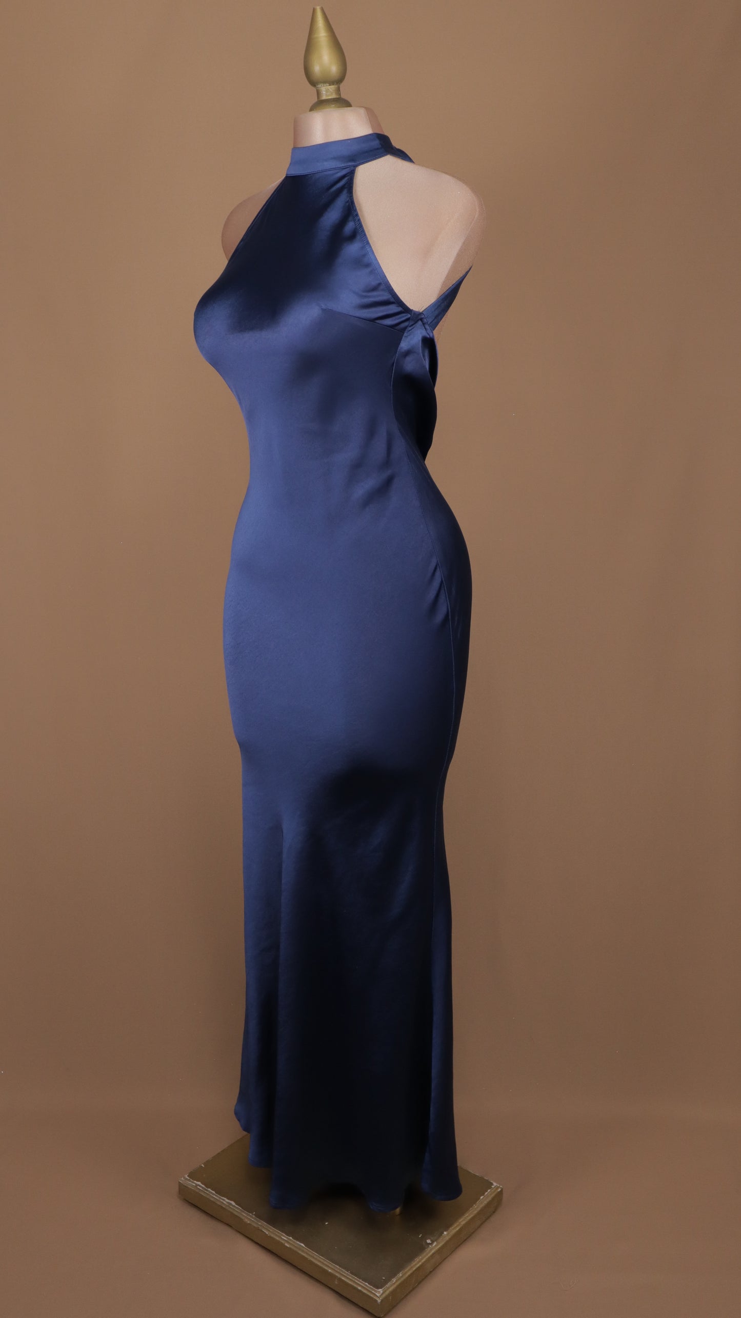 Vestido largo cuello halter satinado