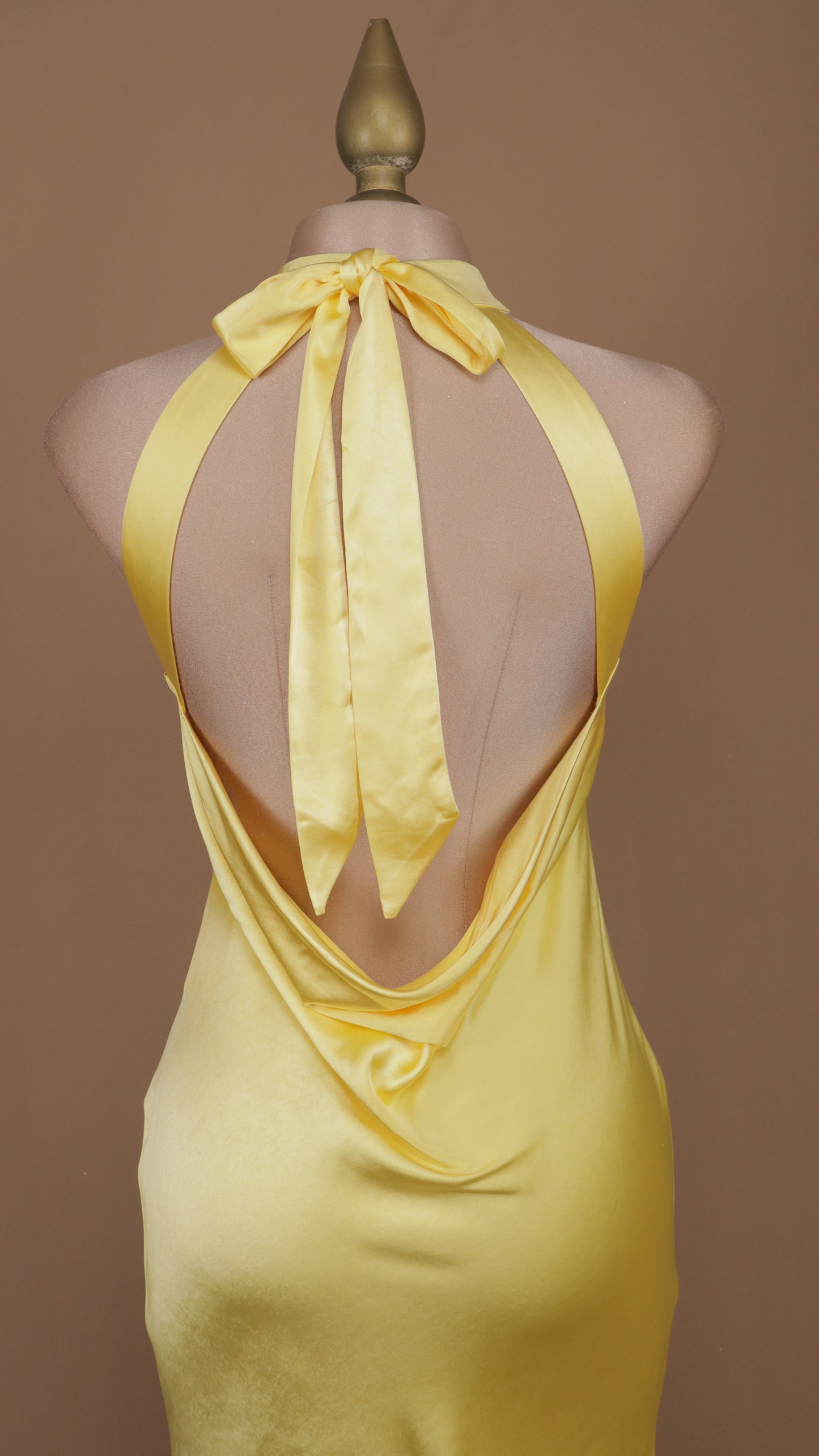 Vestido largo cuello halter satinado