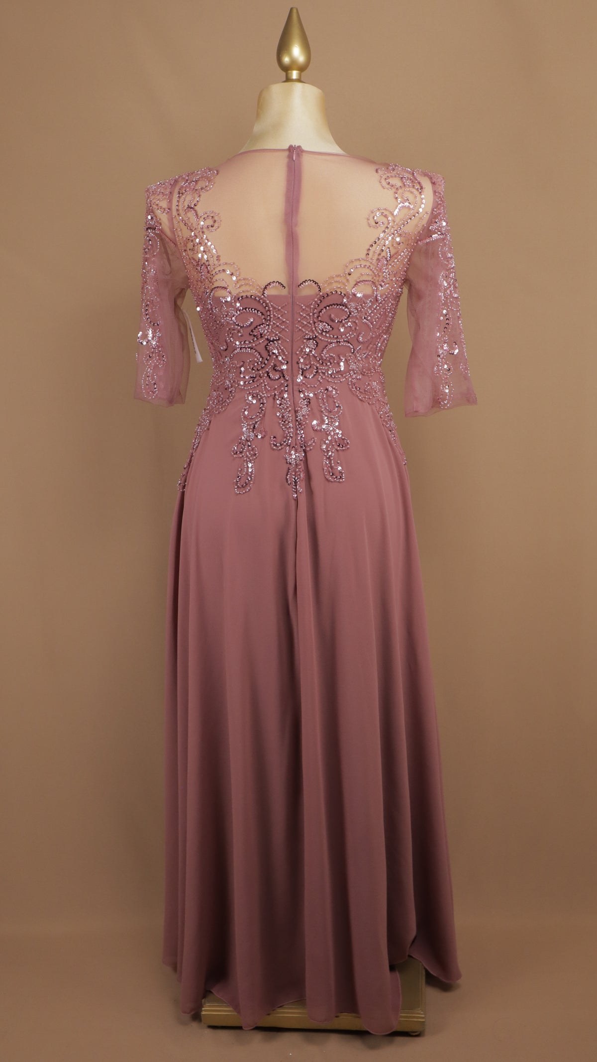 Vestido de gala de gasa con canesú transparente y bordado de cuentas