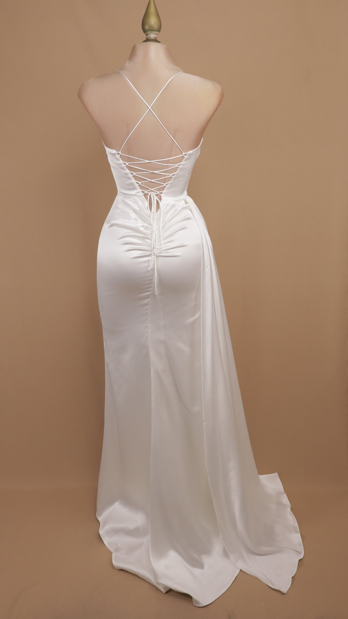 Vestido de gala satinado con escote desbocado, abertura y cola lateral