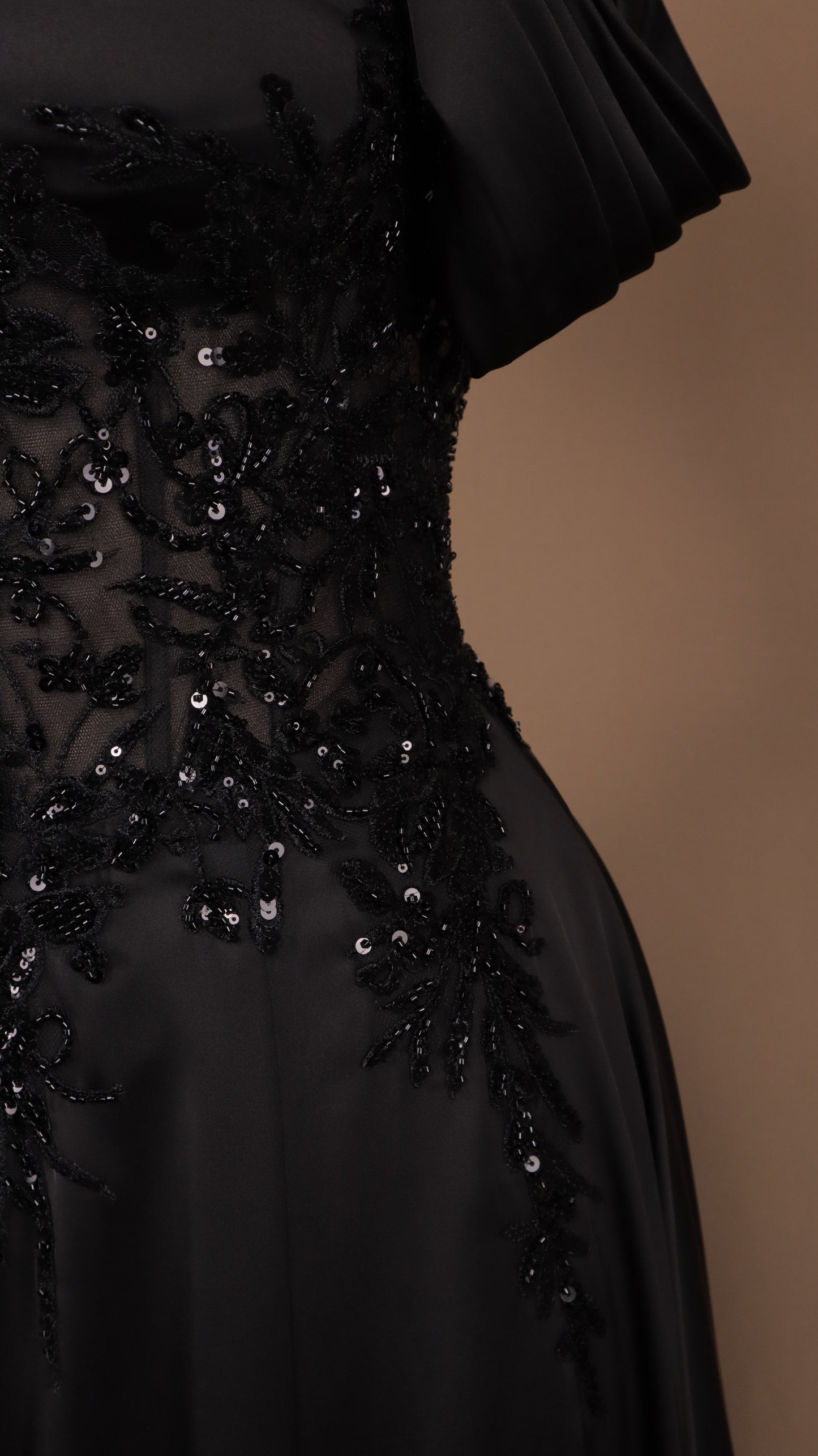 Vestido largo linea A con aplicación en cintura y corset