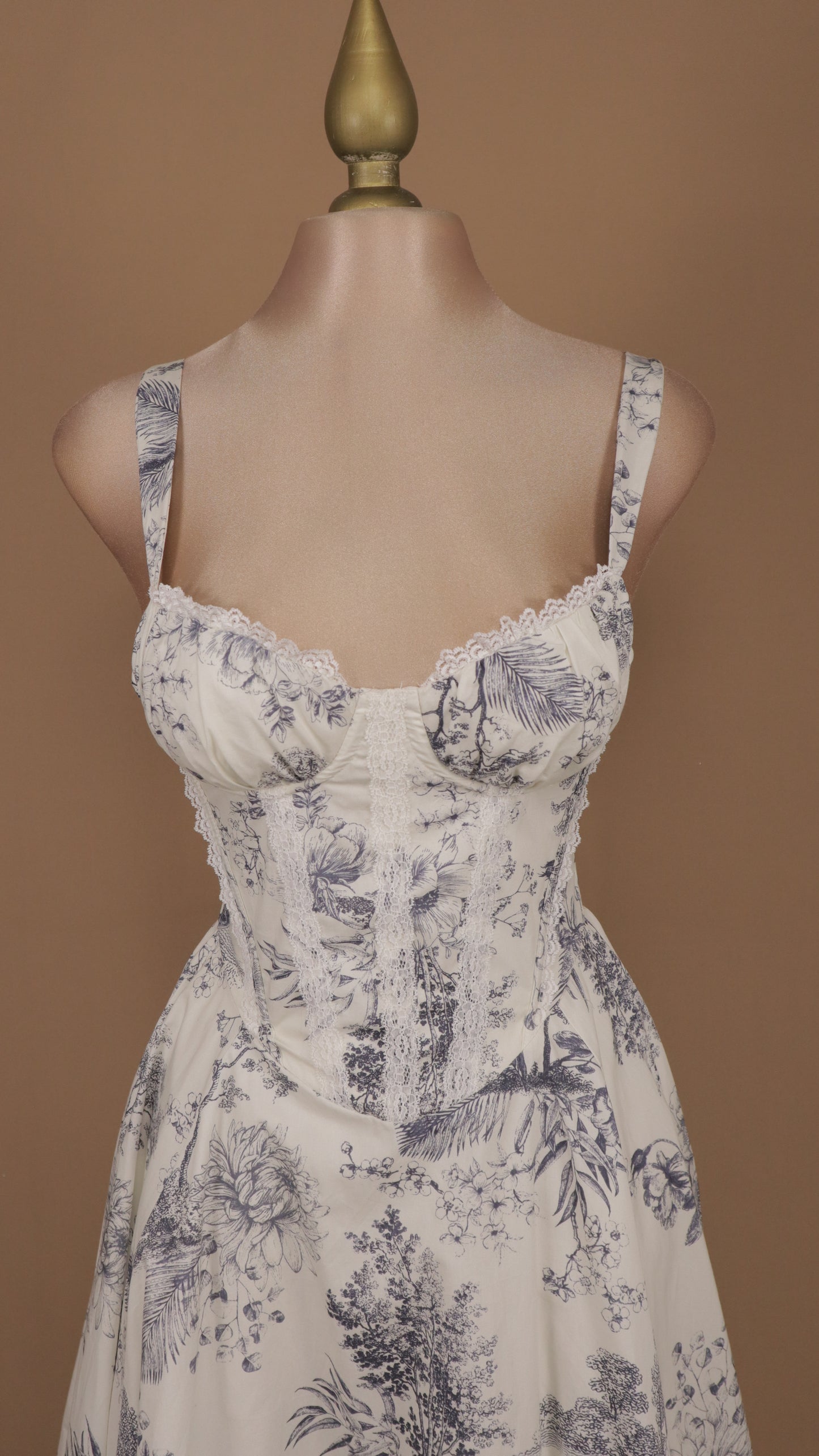 Vestido midi estampado con tirantes