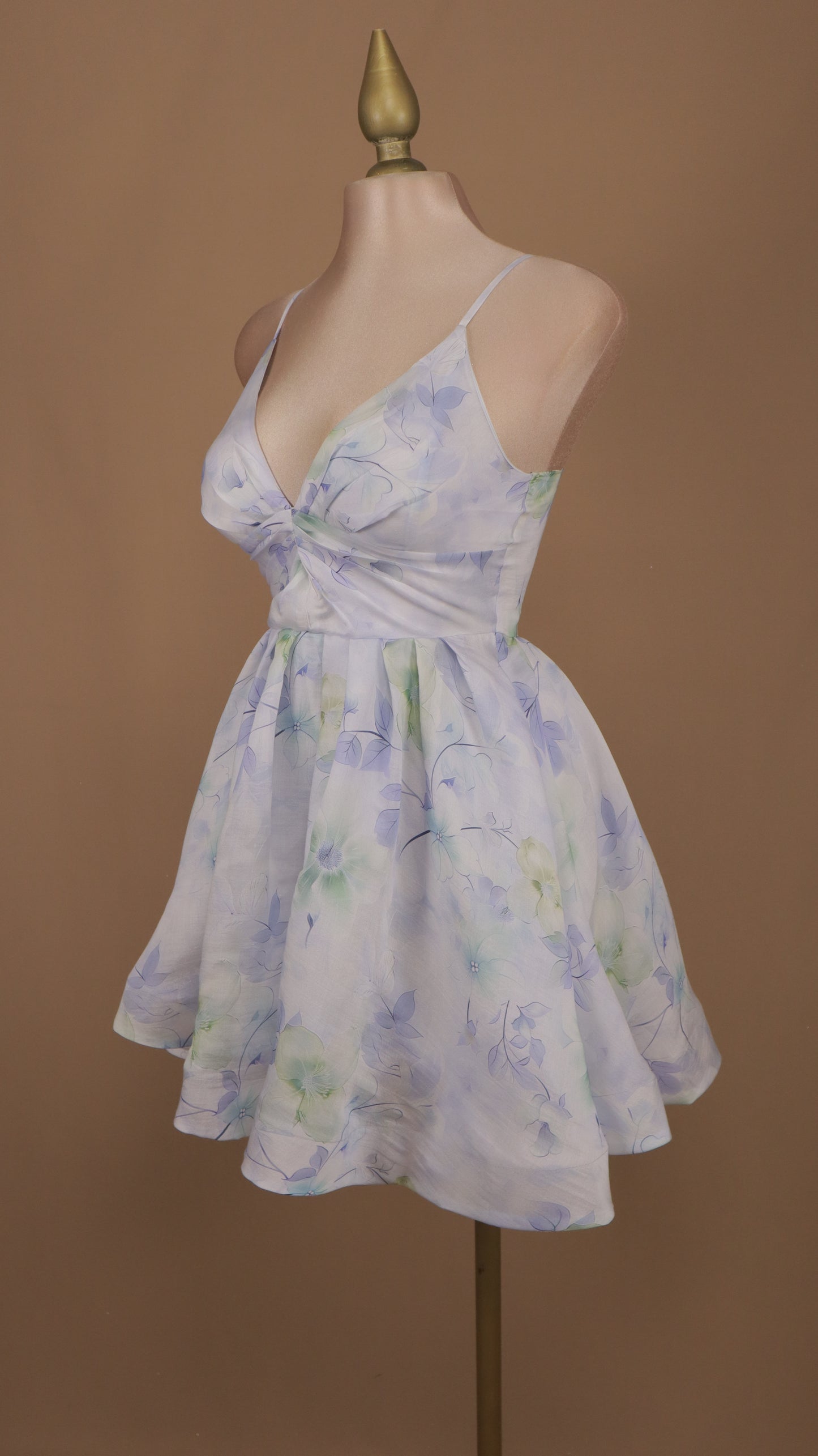 Vestido corto estampado y escote en v