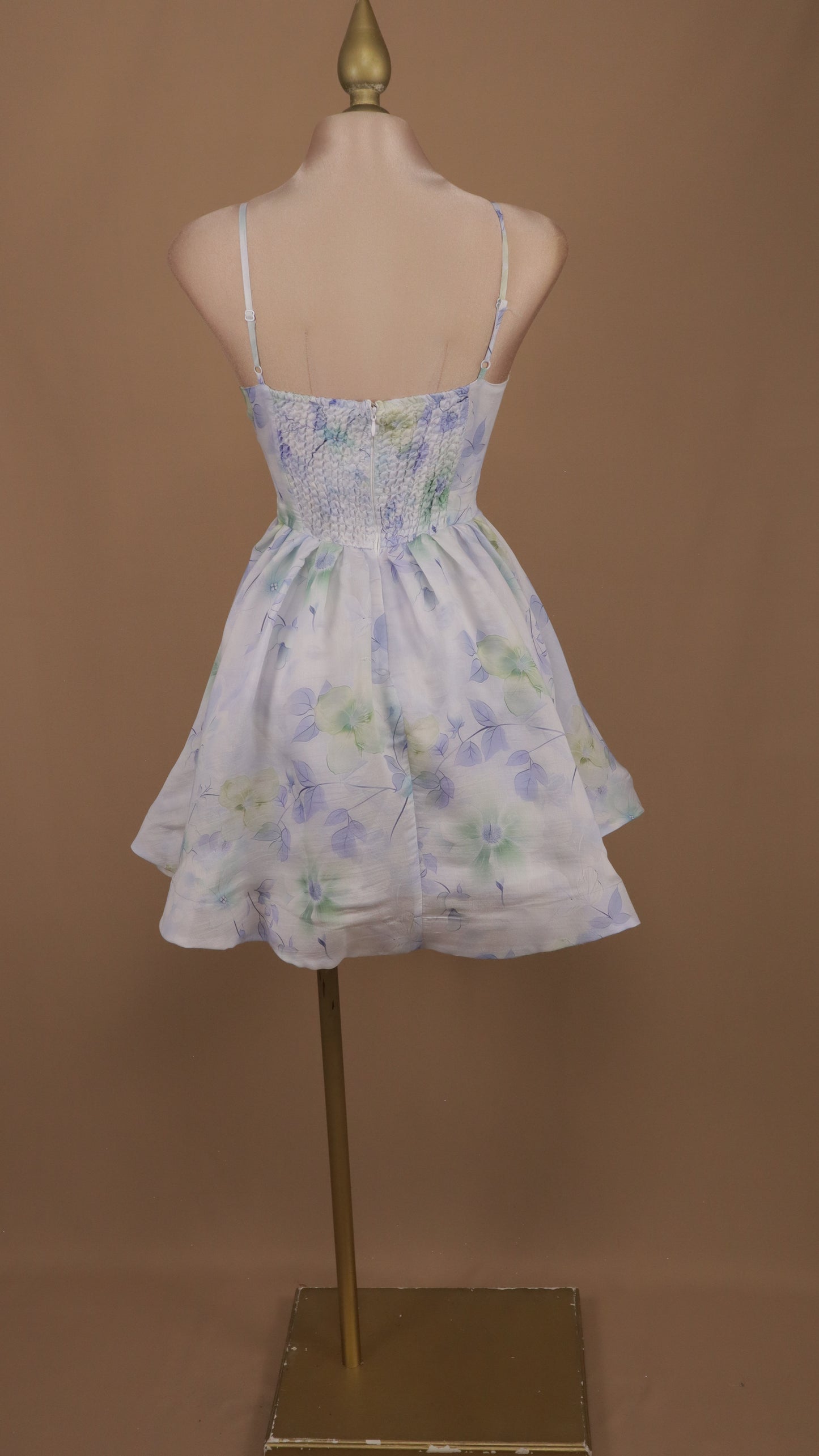 Vestido corto estampado y escote en v