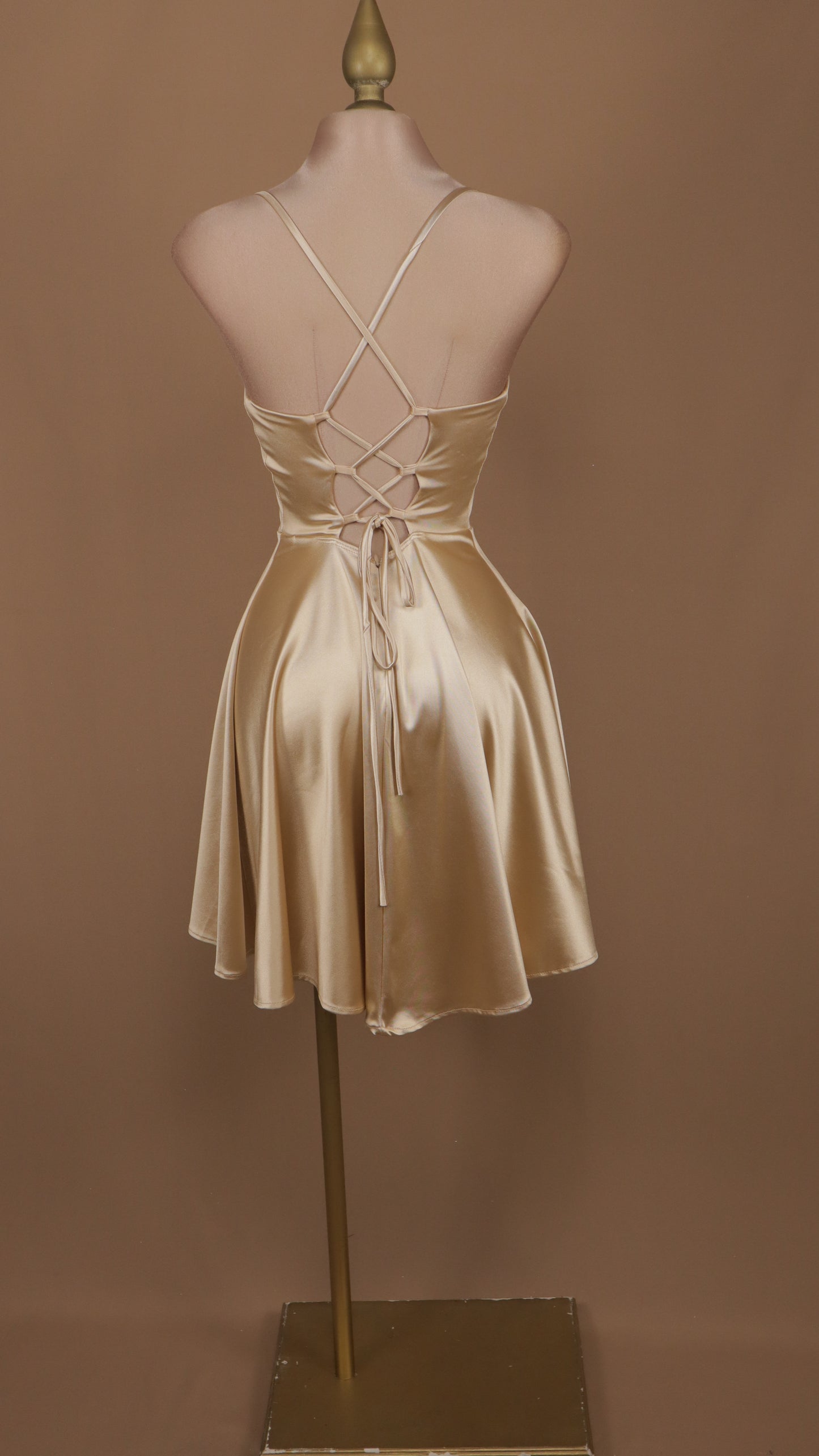 Vestido corto en linea a con agujetas en espalda