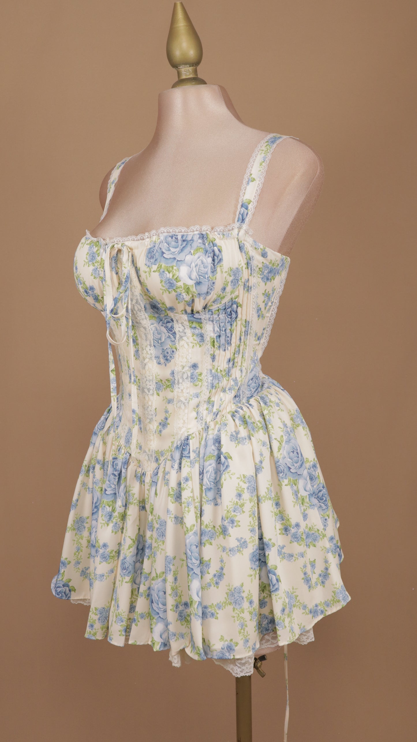 Vestido corto estampado con corset